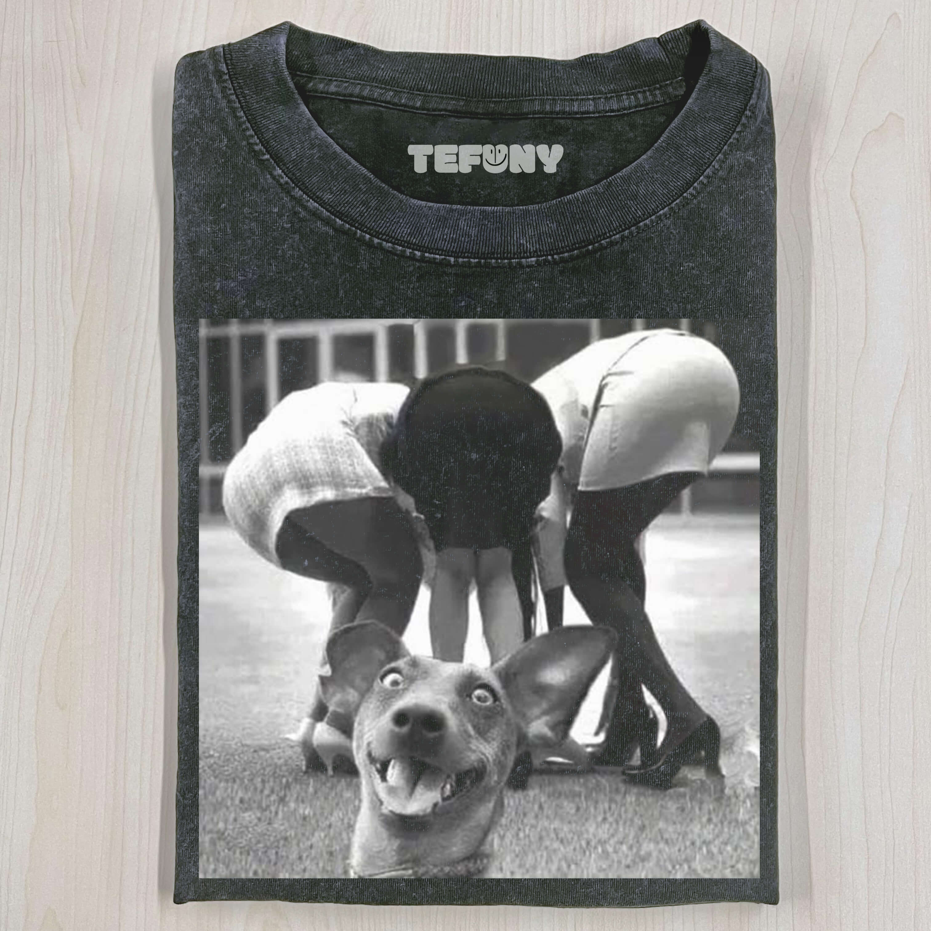 A CONFUSED LOOK T-SHIRT