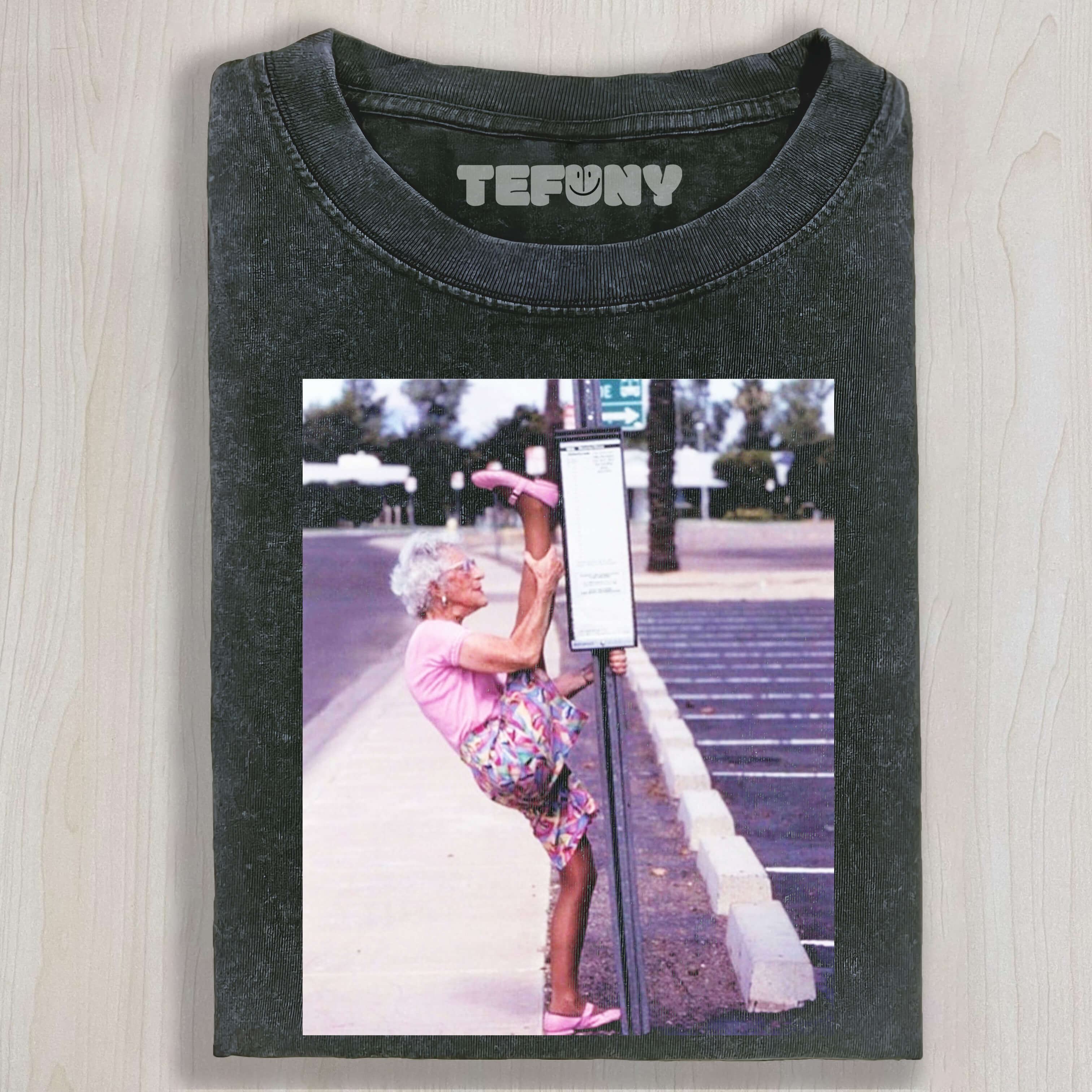 AN ELDERLY WOMAN WAS DOING THE SPLITS ON THE ROADSIDE T-SHIRT & LONG SLEEVES & HOODIES