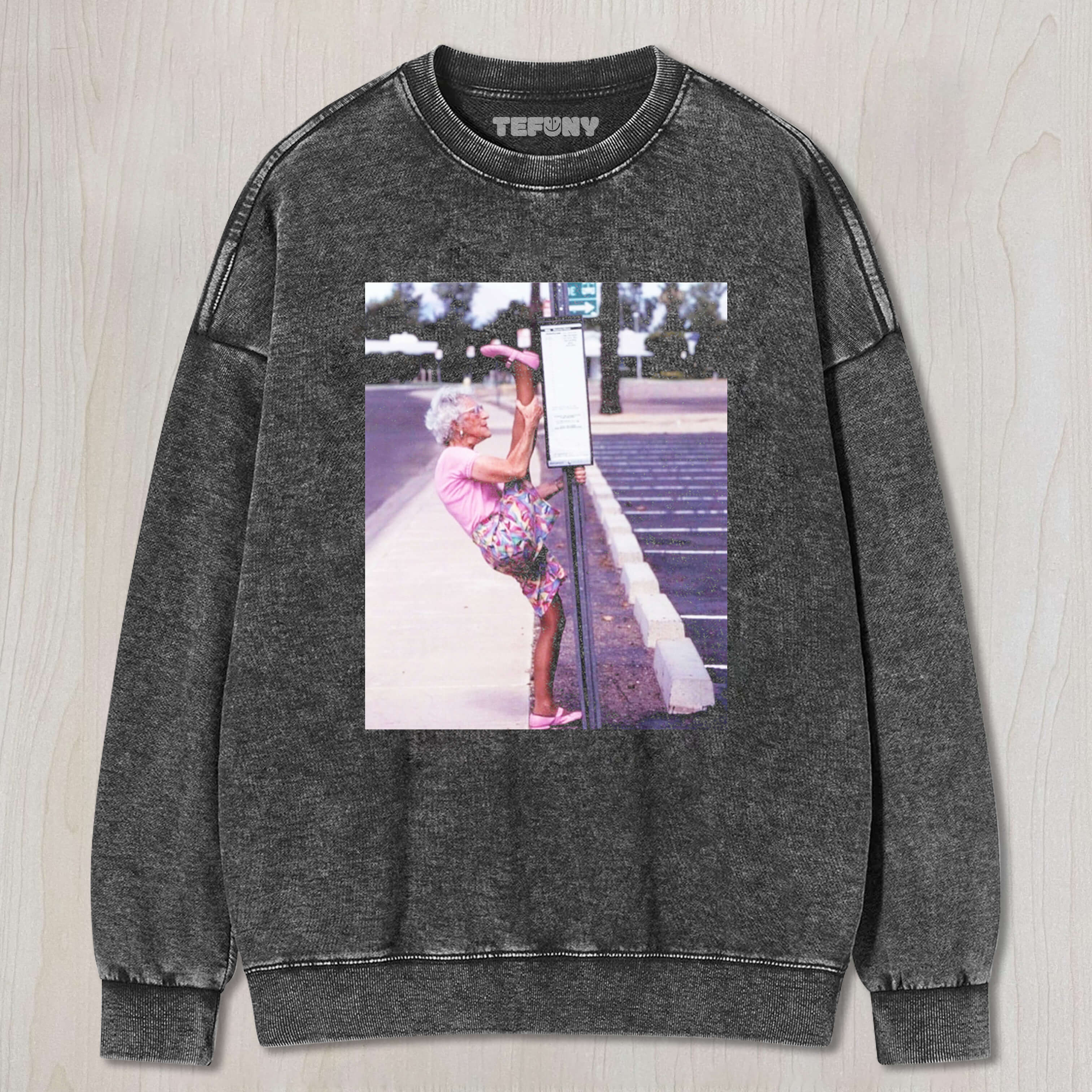 AN ELDERLY WOMAN WAS DOING THE SPLITS ON THE ROADSIDE T-SHIRT & LONG SLEEVES & HOODIES