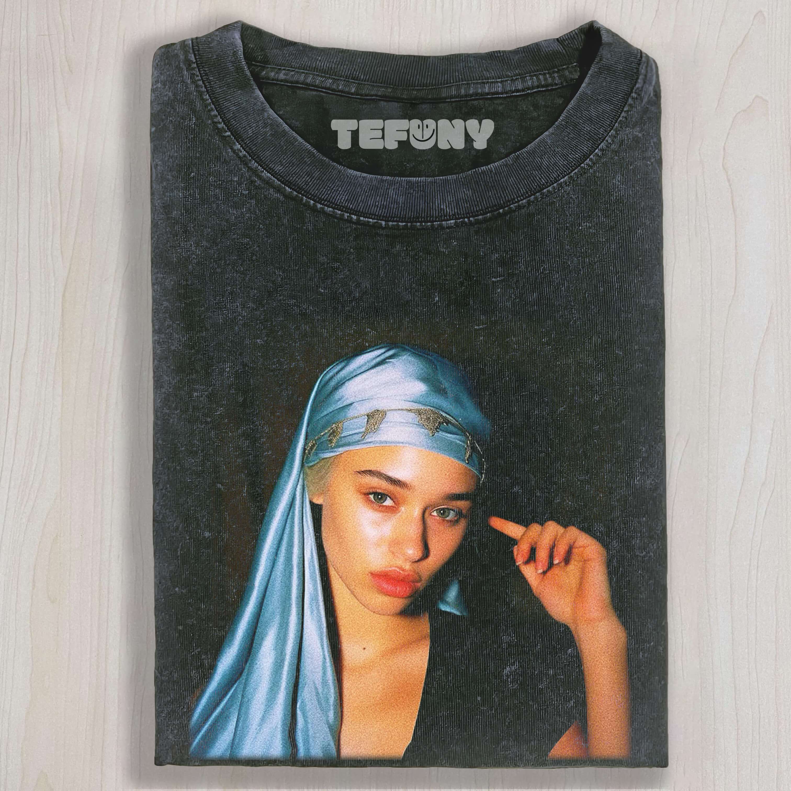 DAENERYS TARGARYEN WEARING A HEADSCARF TEE & SWEAT & HOOD