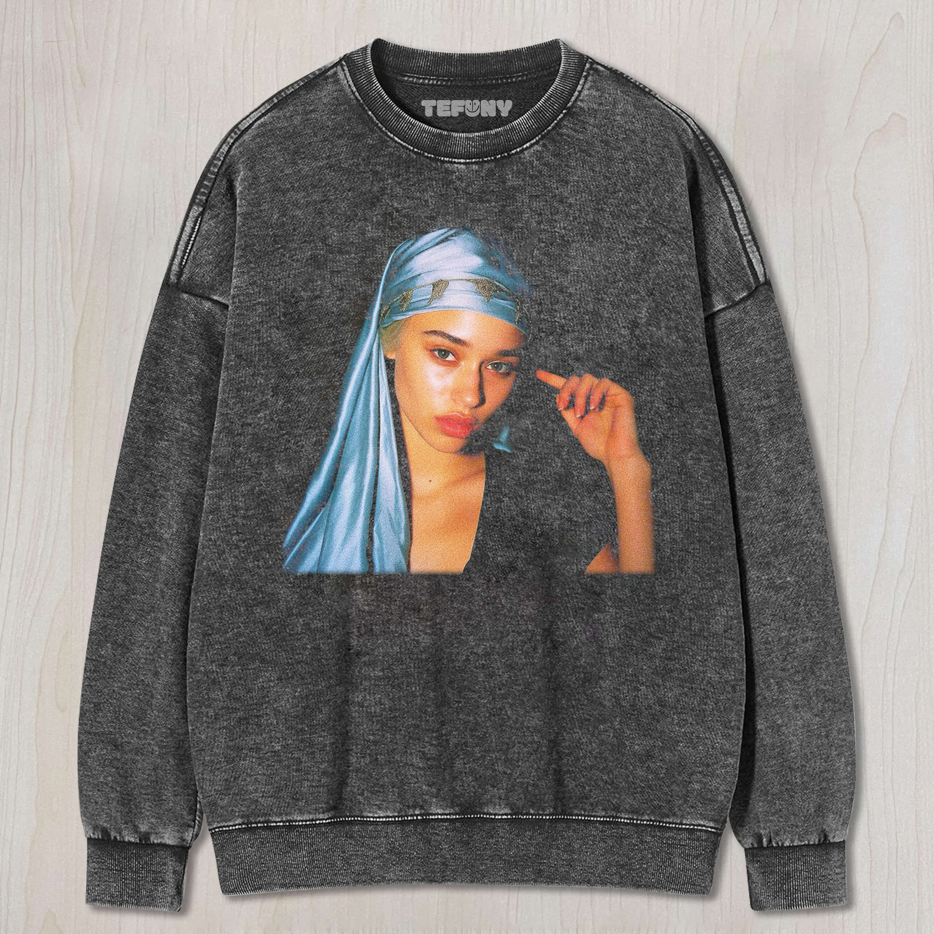 DAENERYS TARGARYEN WEARING A HEADSCARF TEE & SWEAT & HOOD
