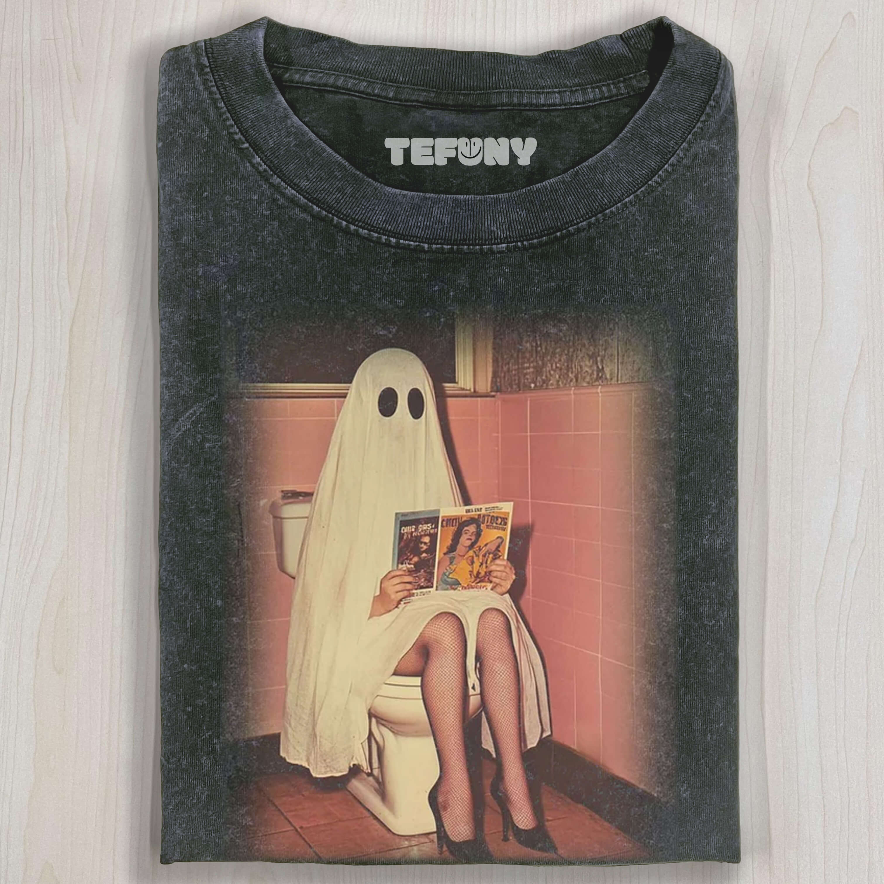 FUNNY GHOST GOING TO THE TOILET T-SHIRT