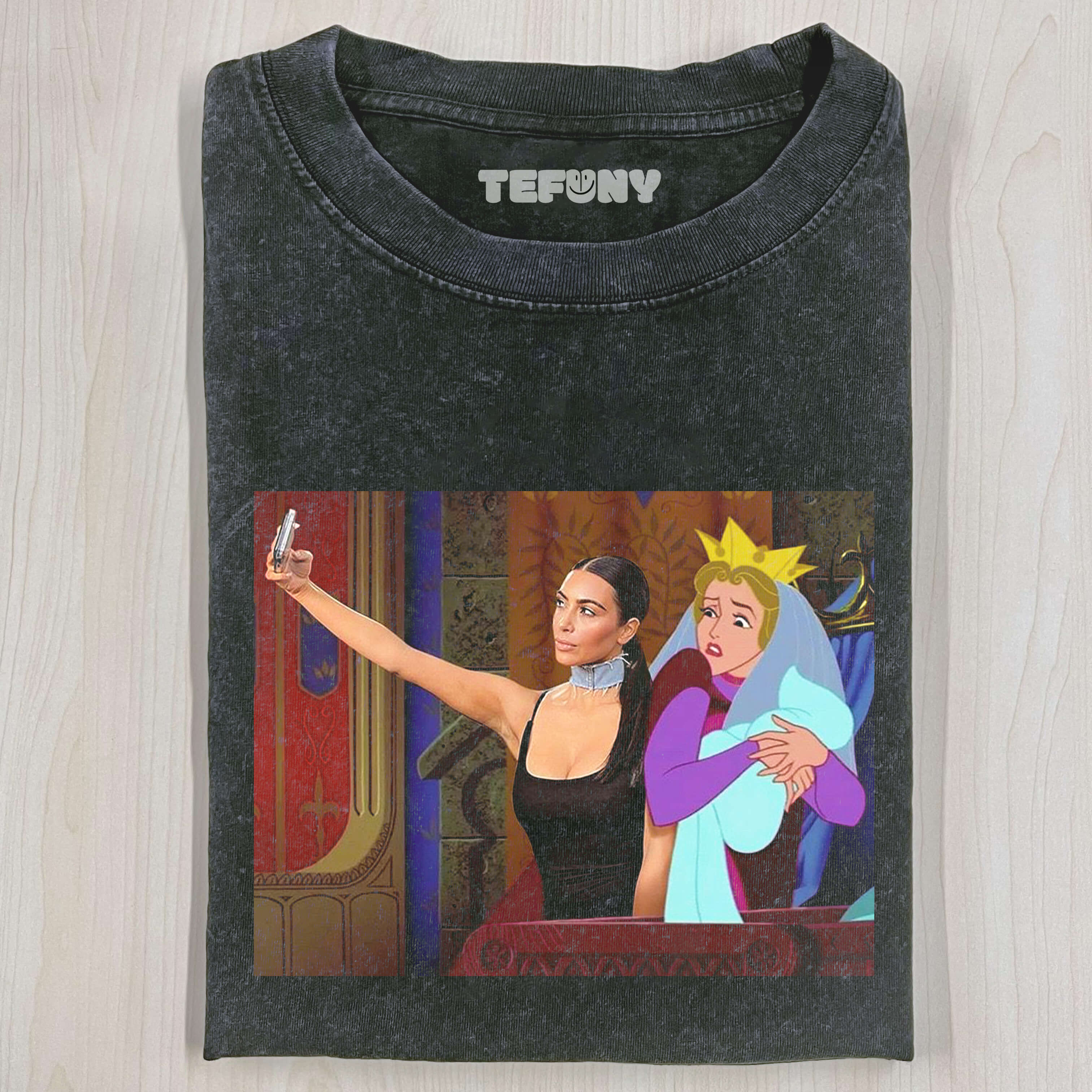 KIM KARDASHIAN TOOK A PHOTO WITH QUEEN LEAH T-SHIRT