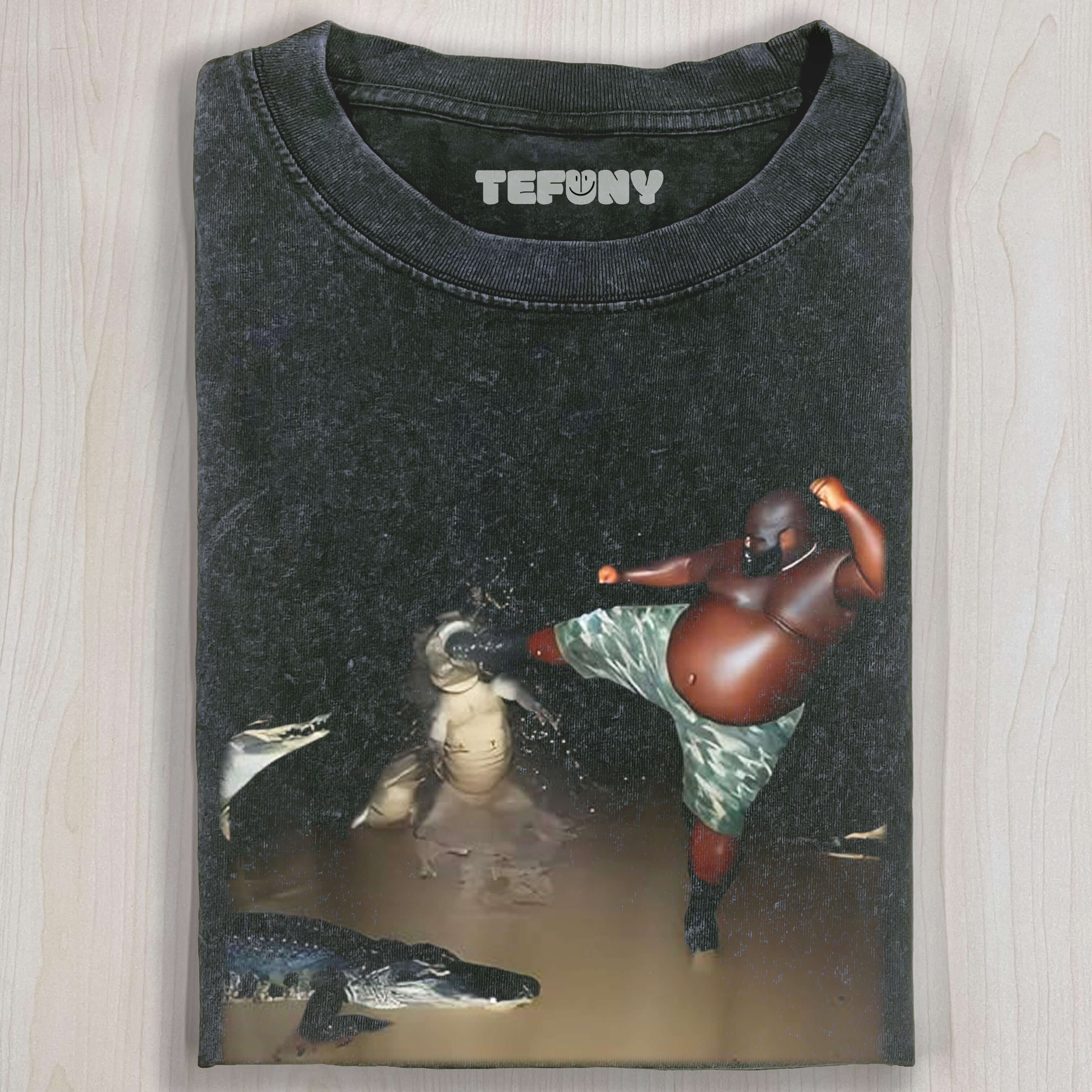 MAN KICK ALLIGATOR IN SWAMP FUNNY  T-SHIRT