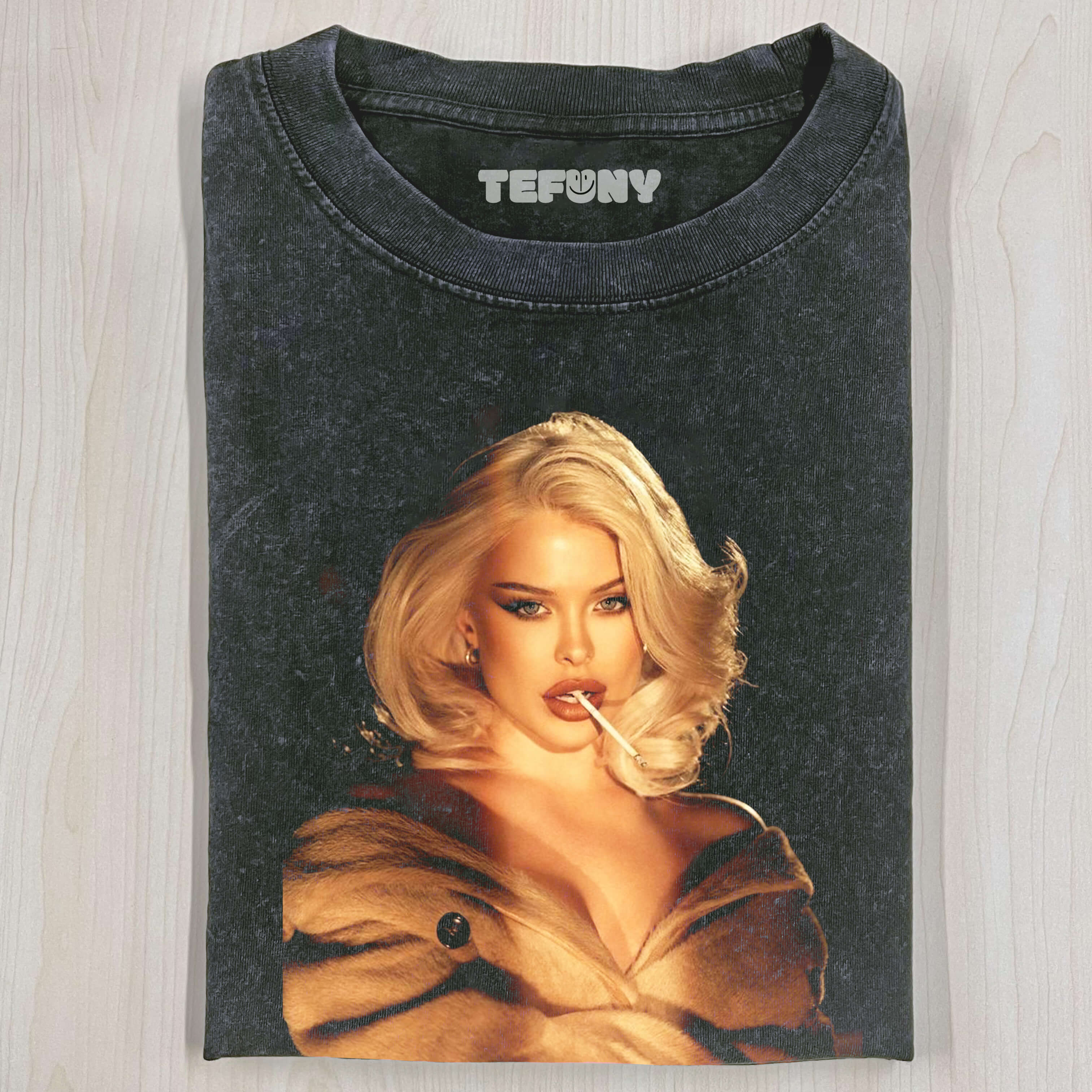 MARILYN MONROE SMOKING A CIGARETTE T-SHIRT