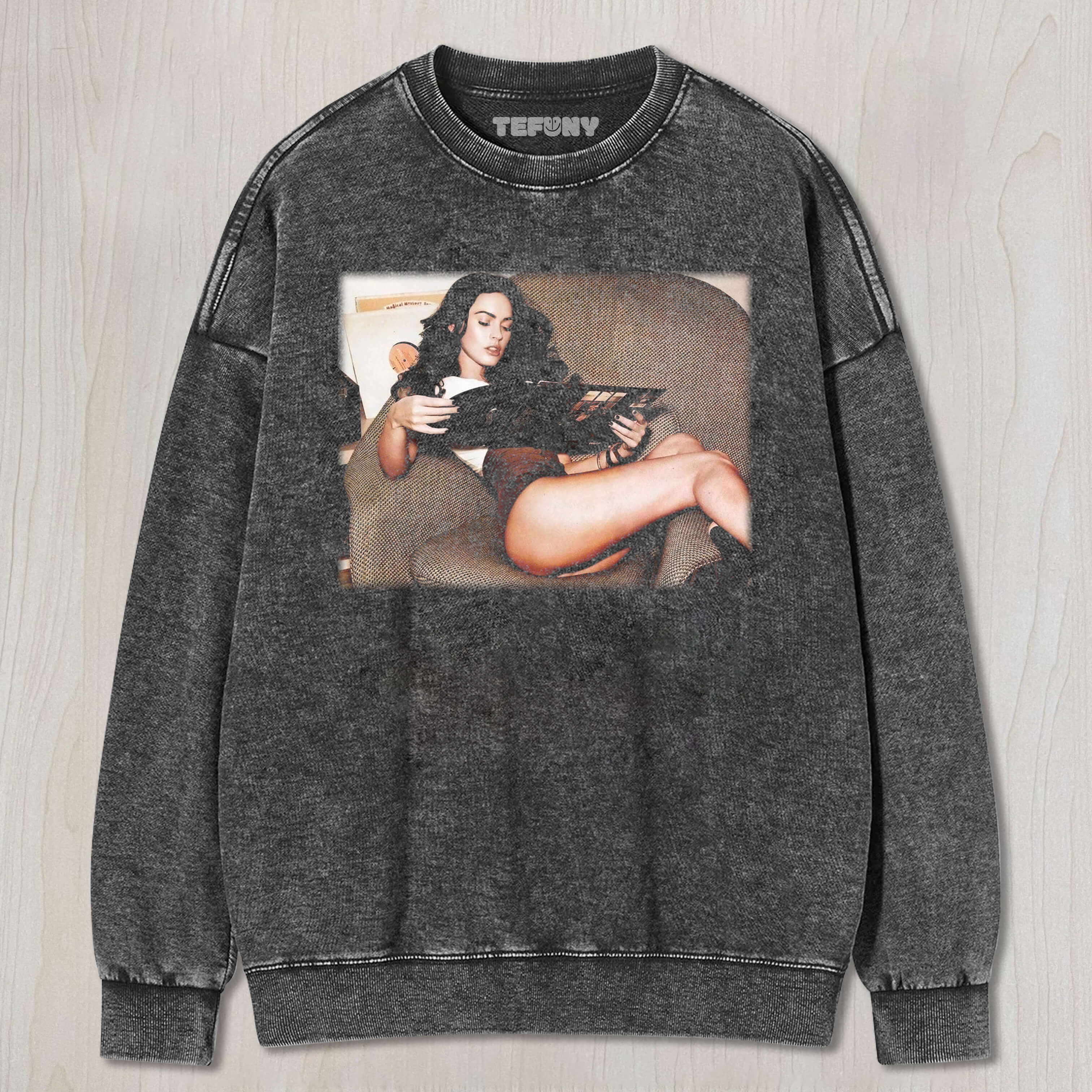 MEGAN FOX WAS LYING ON THE SOFA TEE & SWEAT & HOOD