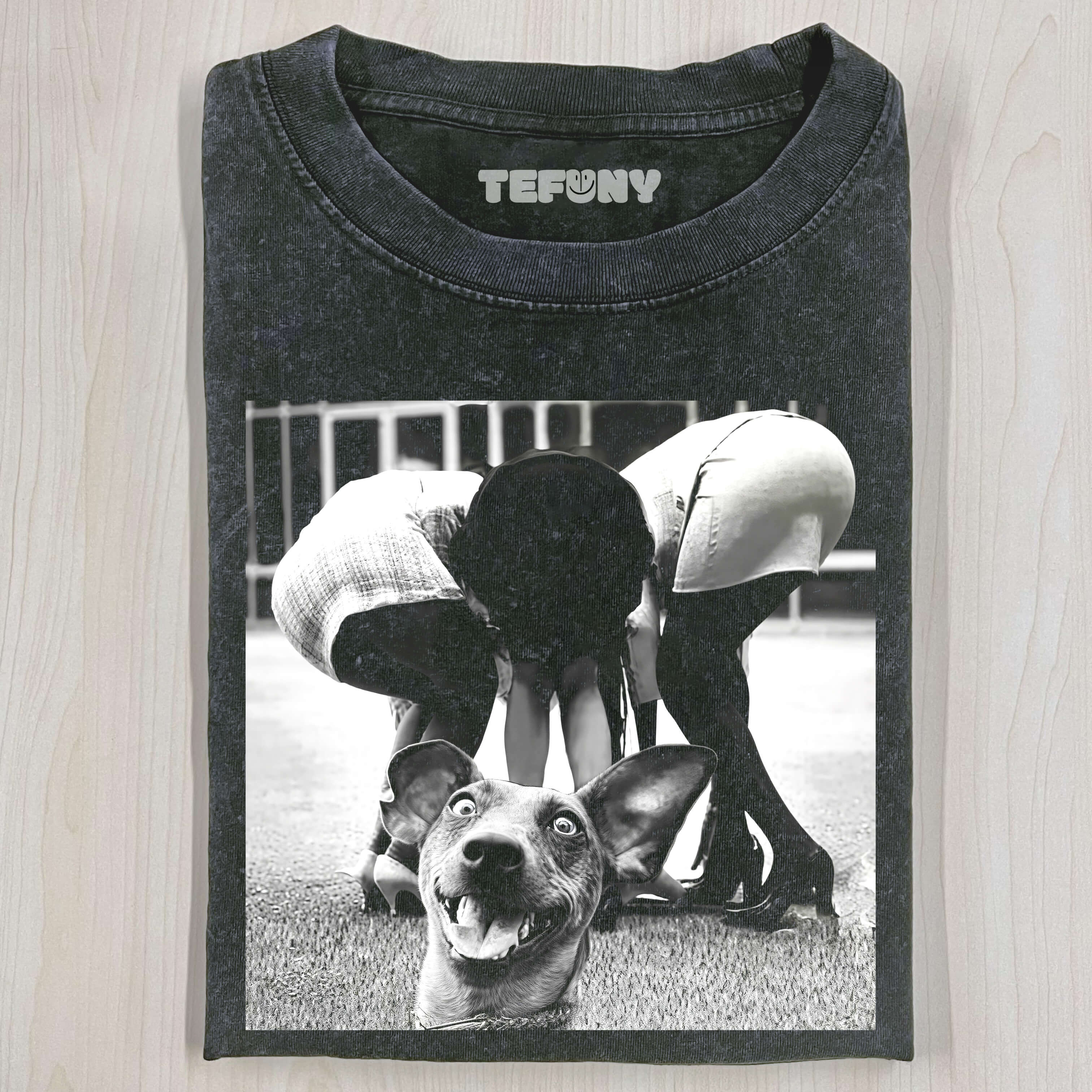 A CONFUSED LOOK T-SHIRT