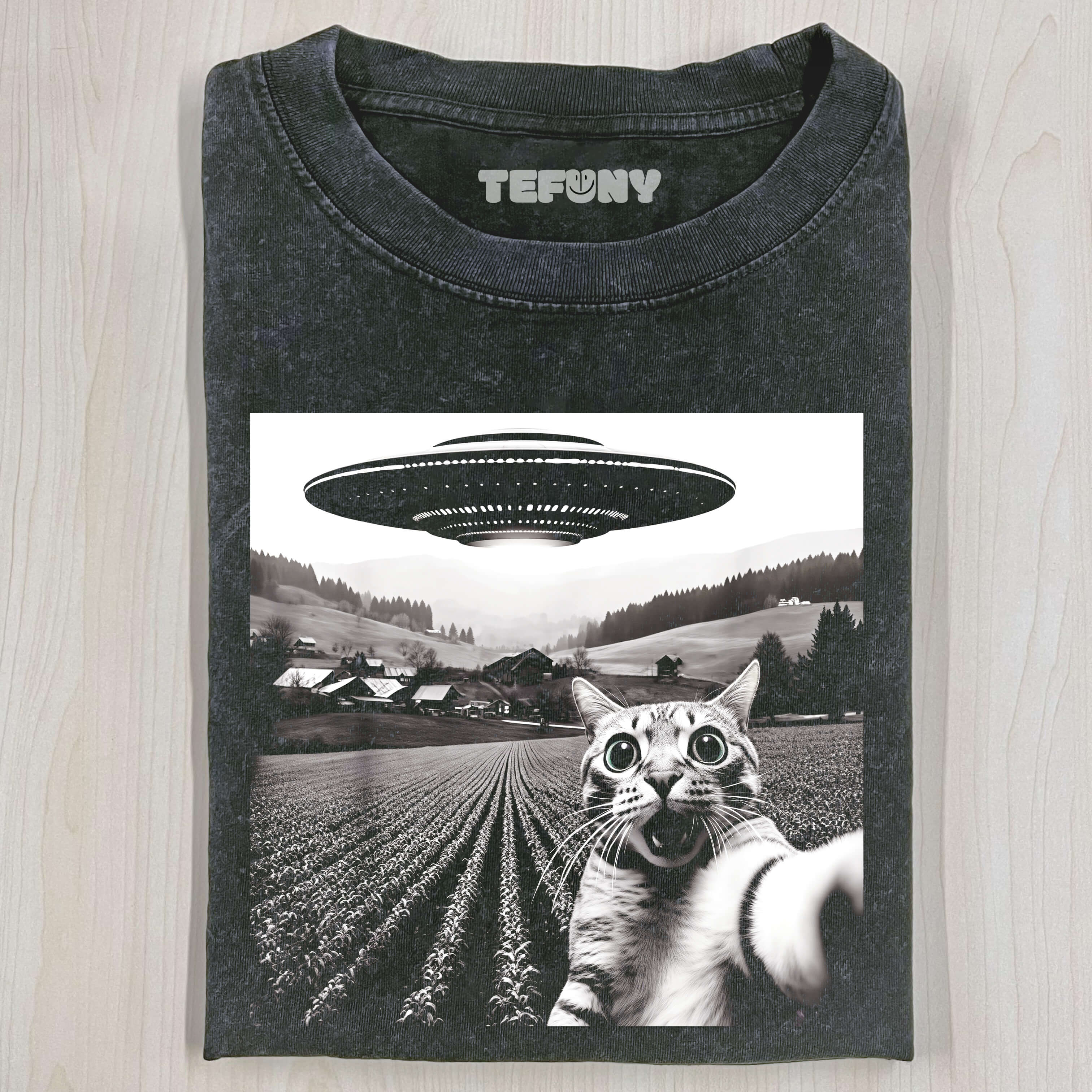 CAT SELFIE WITH ALIEN UFO T-SHIRT