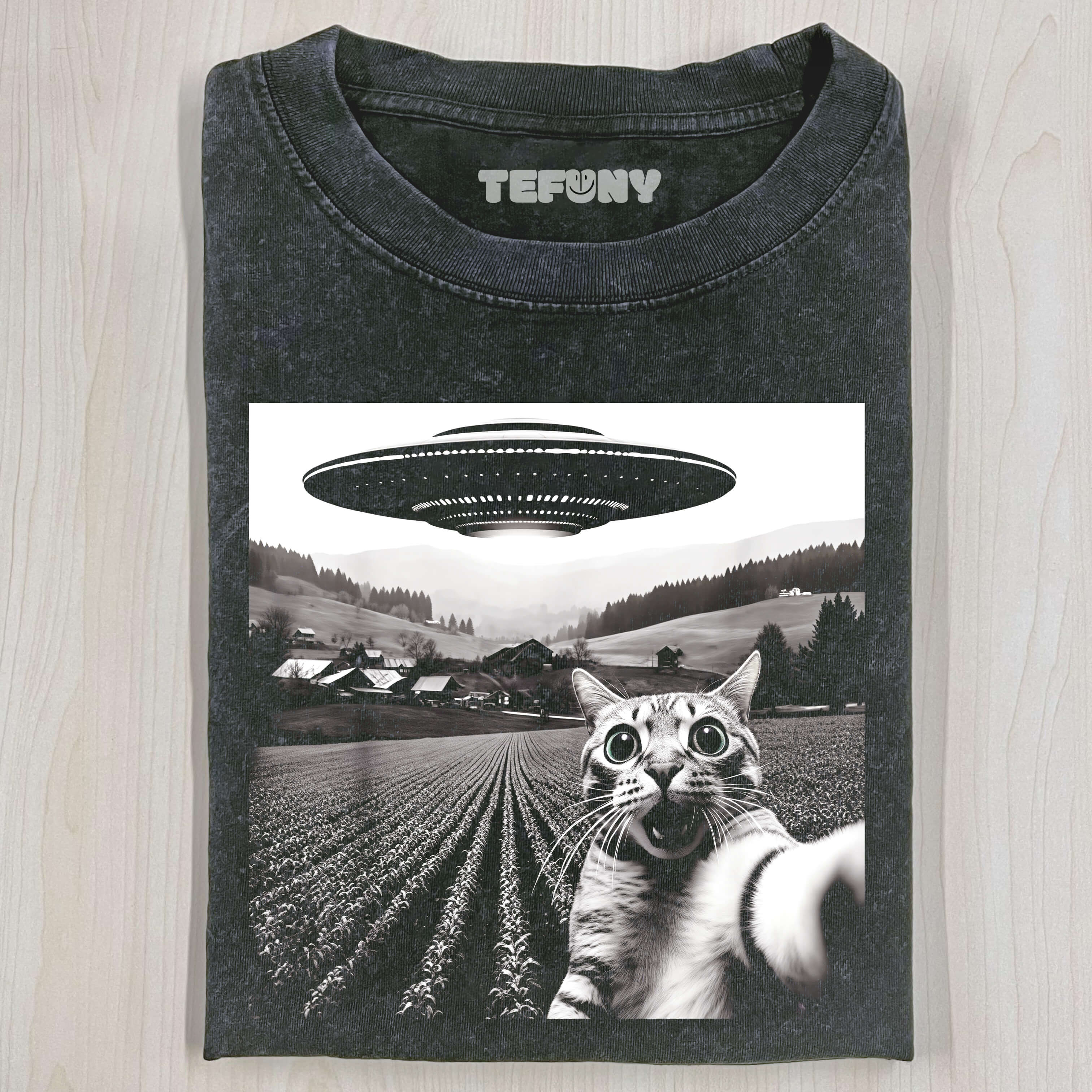 CAT SELFIE WITH ALIEN UFO T-SHIRT