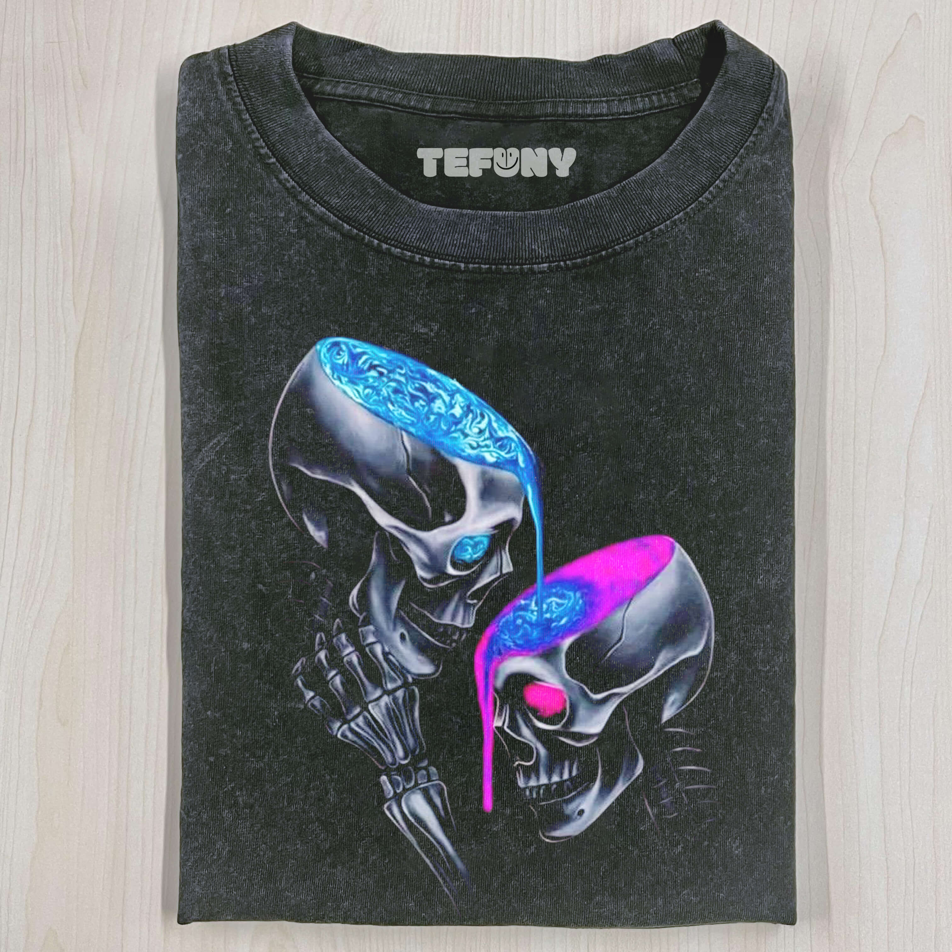 THE BLUE SKULL POURS BRAINS INTO THE PINK SKULL T-SHIRT