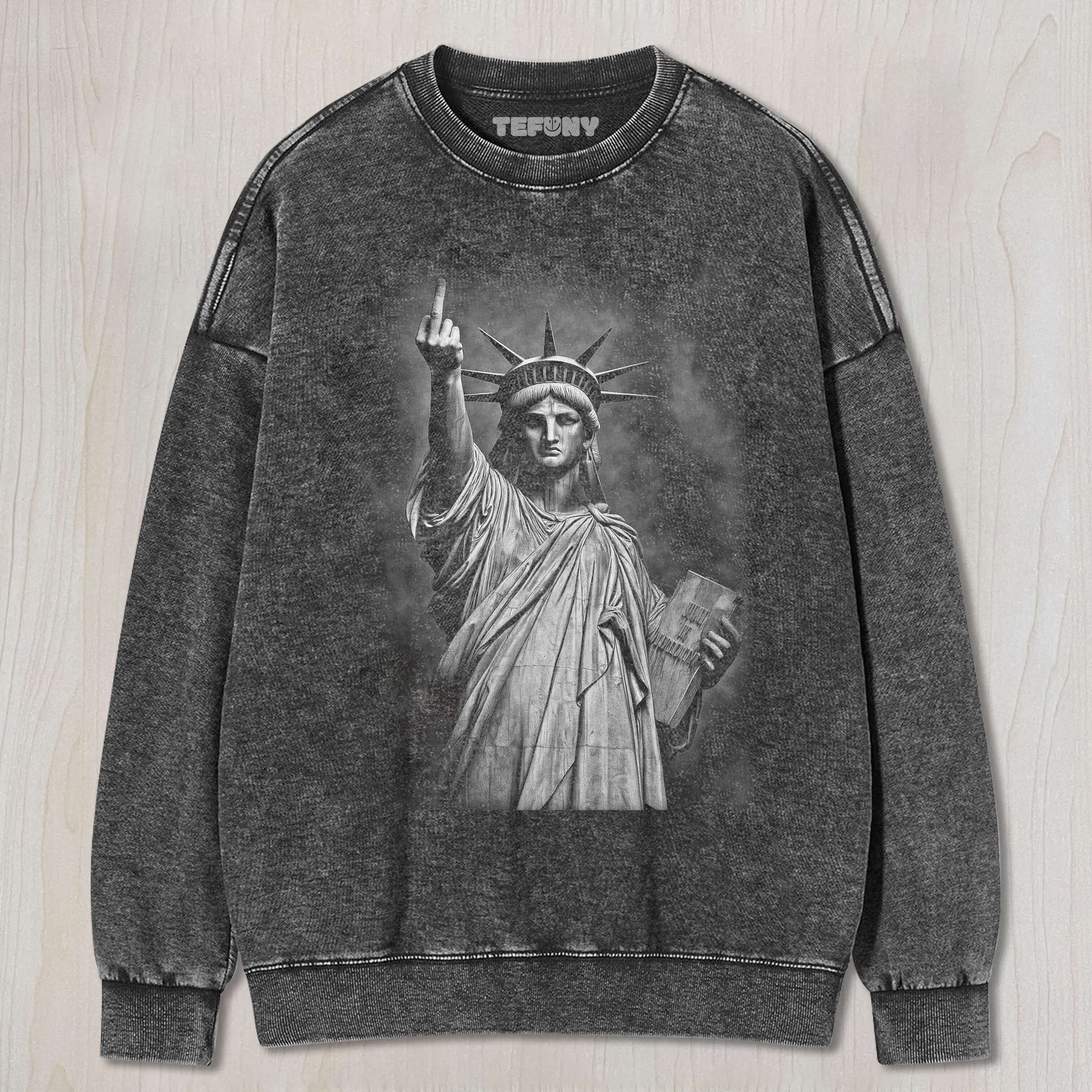 THE QUIRKY STATUE OF LIBERTY DESPISES YOU T-SHIRT