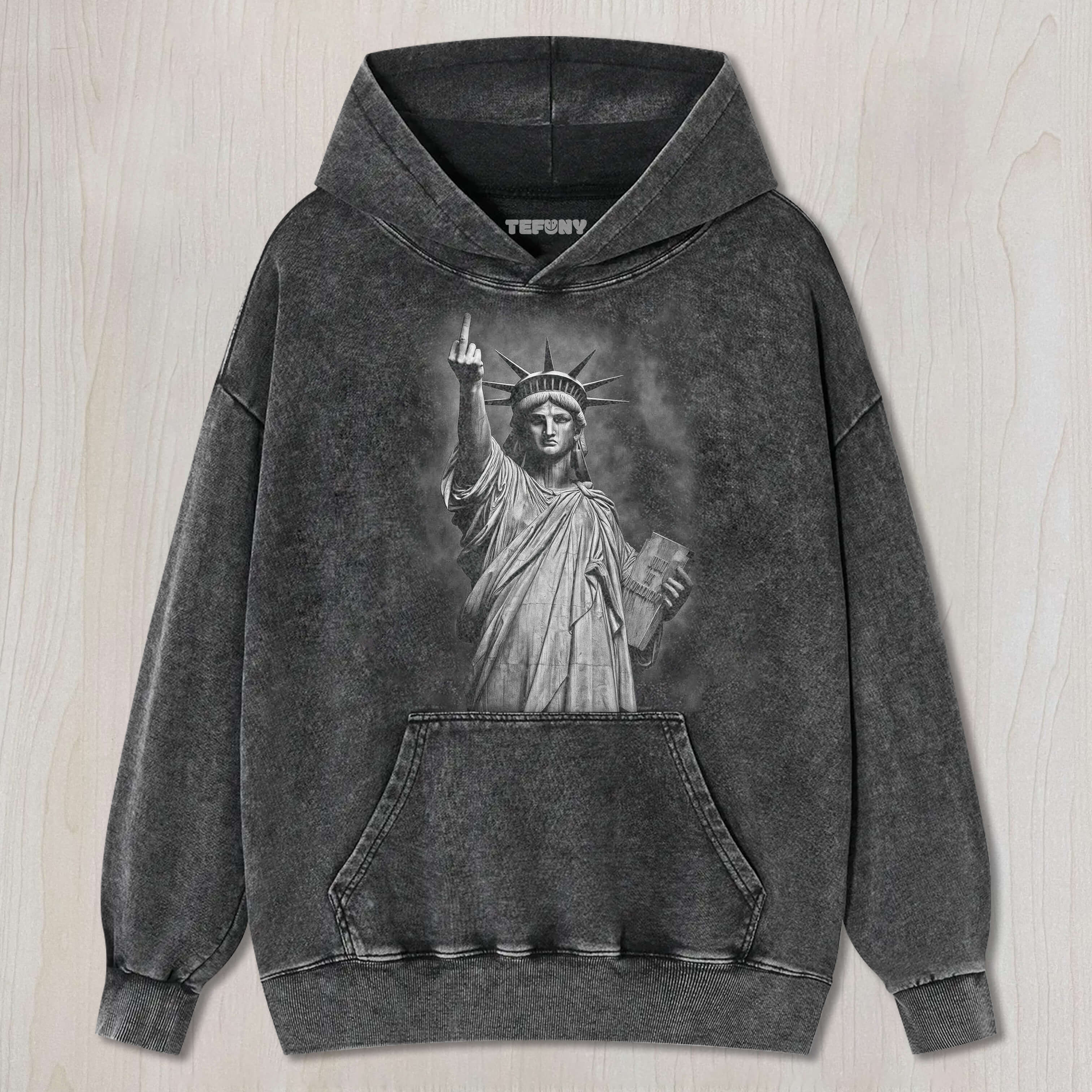 THE QUIRKY STATUE OF LIBERTY DESPISES YOU T-SHIRT