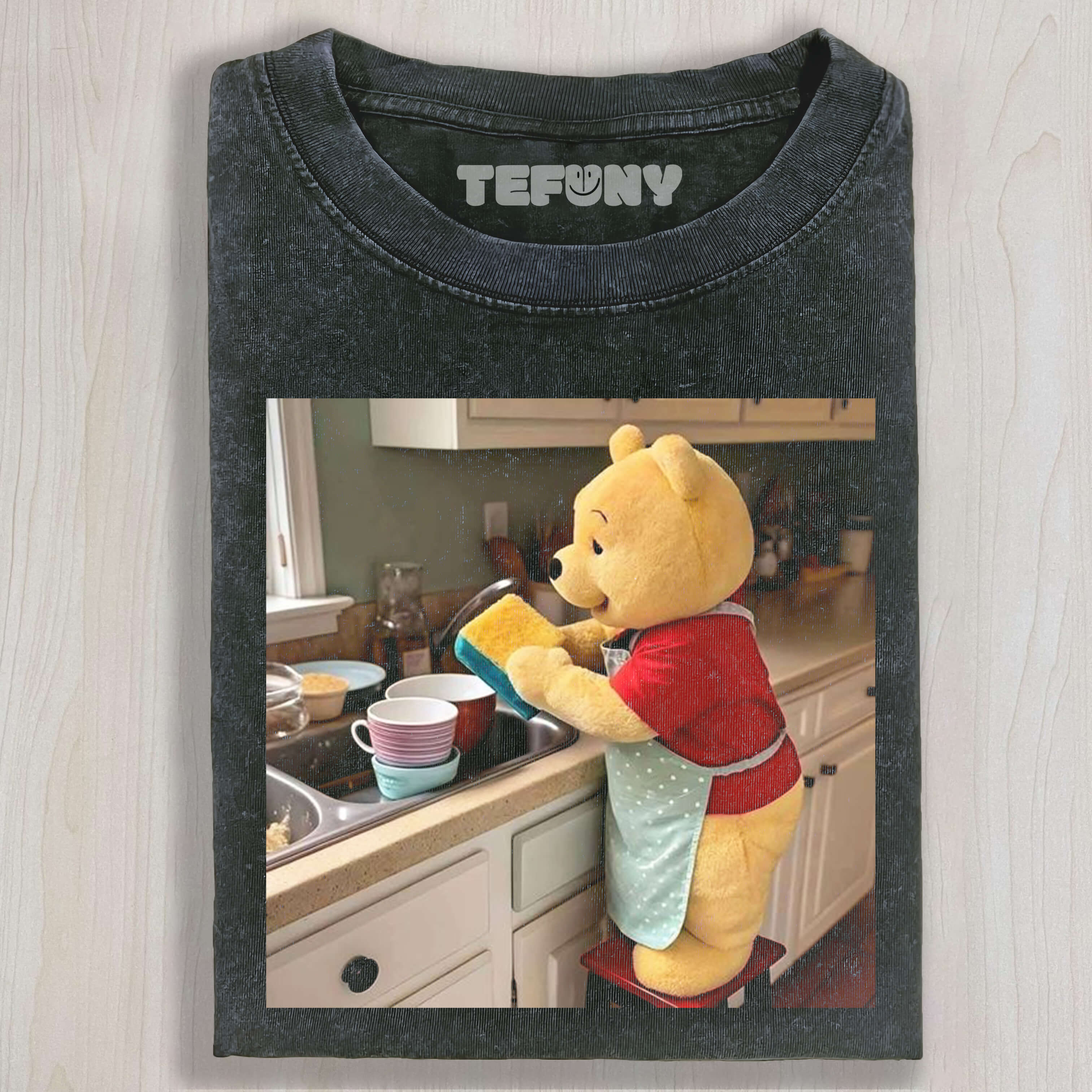WINNIE THE POOH IS WASHING THE DISHES. T-SHIRT