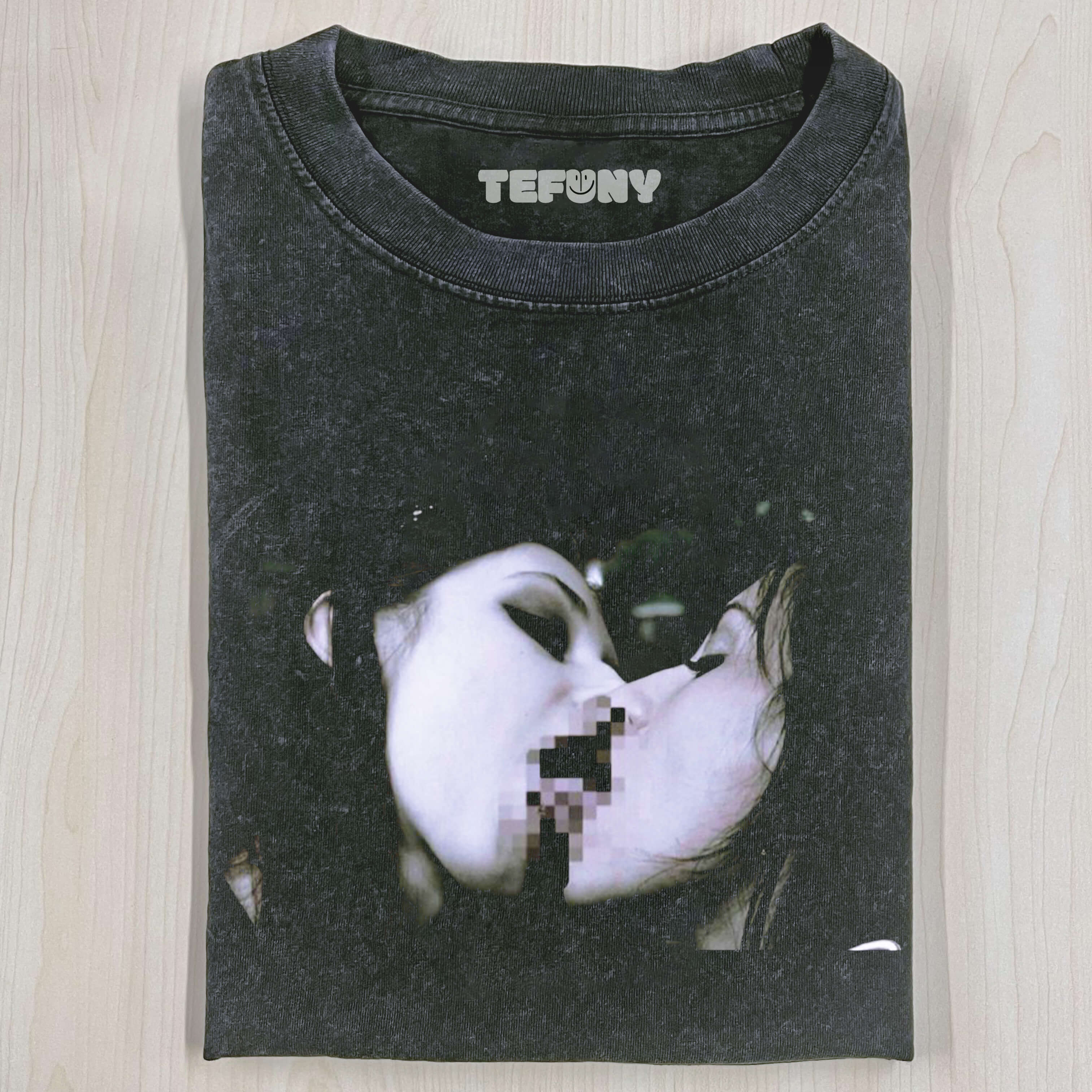 WOMEN KISSING T-SHIRT