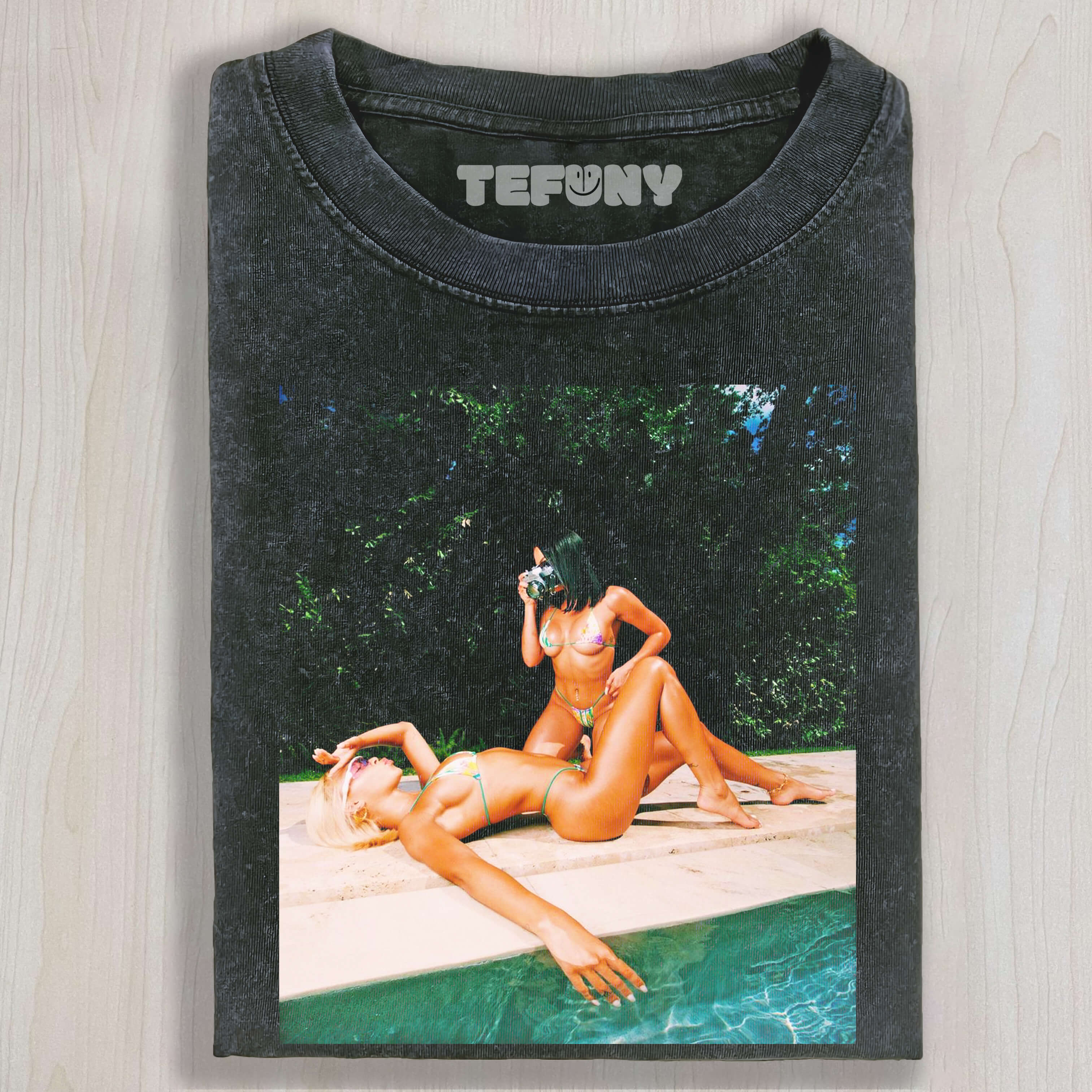 WOMEN TAKING BIKINI PHOTOS T-SHIRT
