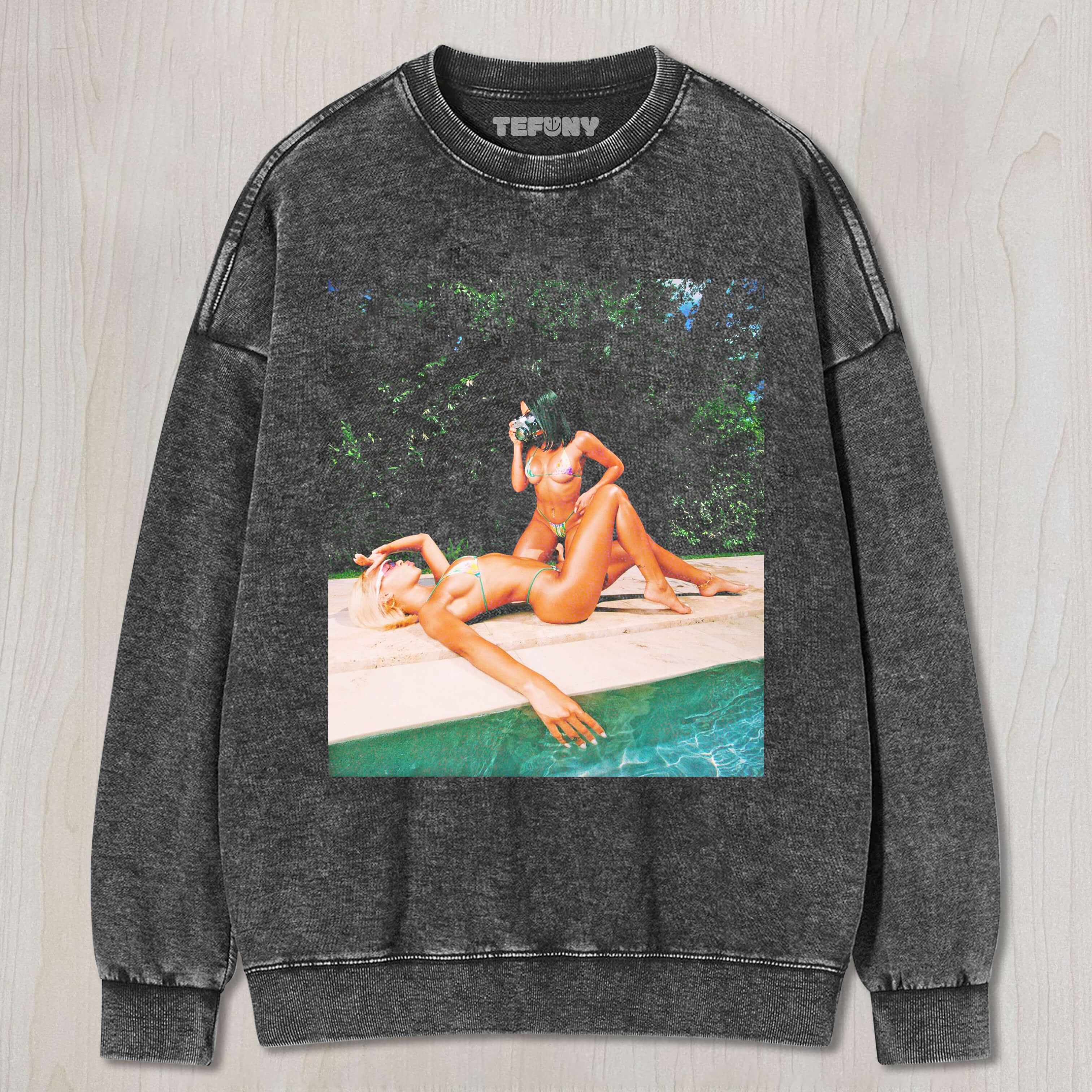 WOMEN TAKING BIKINI PHOTOS T-SHIRT