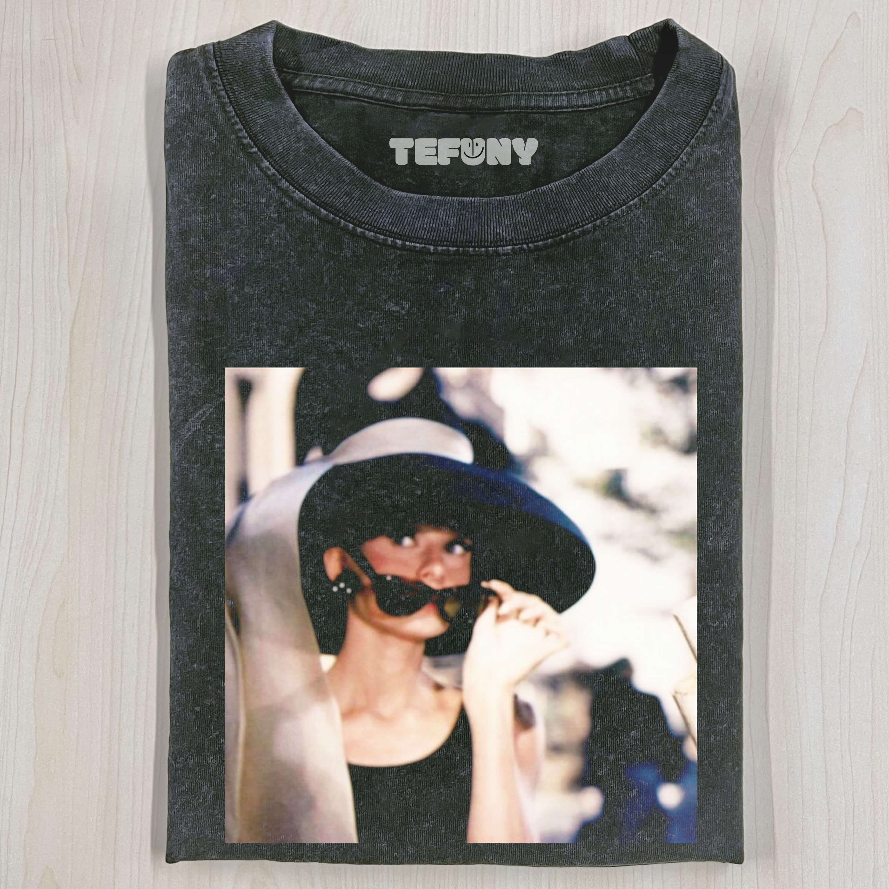 AUDREY_HEPBURN_TOOK_OFF_HER_GLASSES_TO_LOOK_T-SHIRT