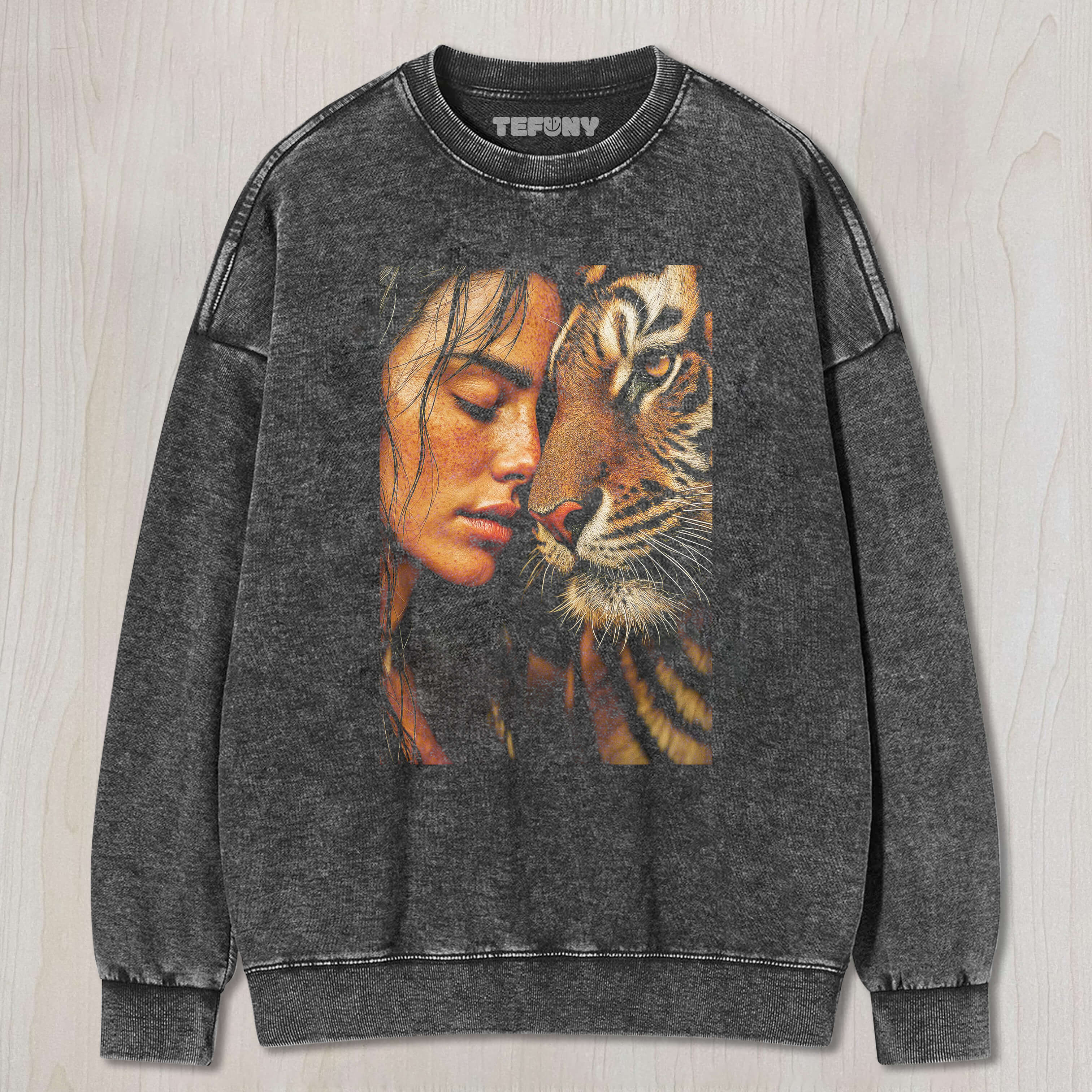 A WOMAN PRESSED HER FACE AGAINST A TIGER'S T-SHIRT & LONG SLEEVES & HOODIES