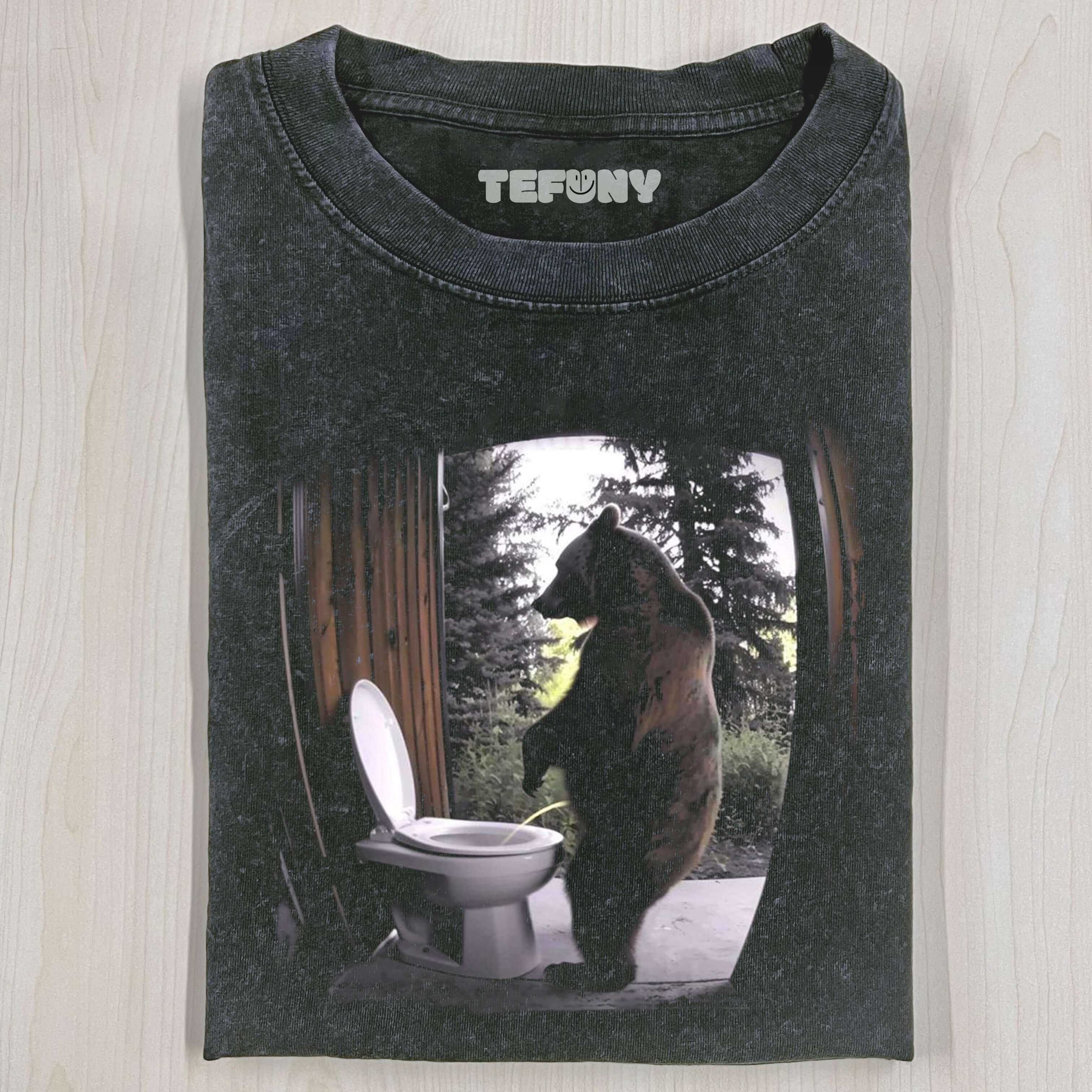BEAR'S BATHROOM BREAK- HILARIOUS WILDLIFE MOMENT T-SHIRT