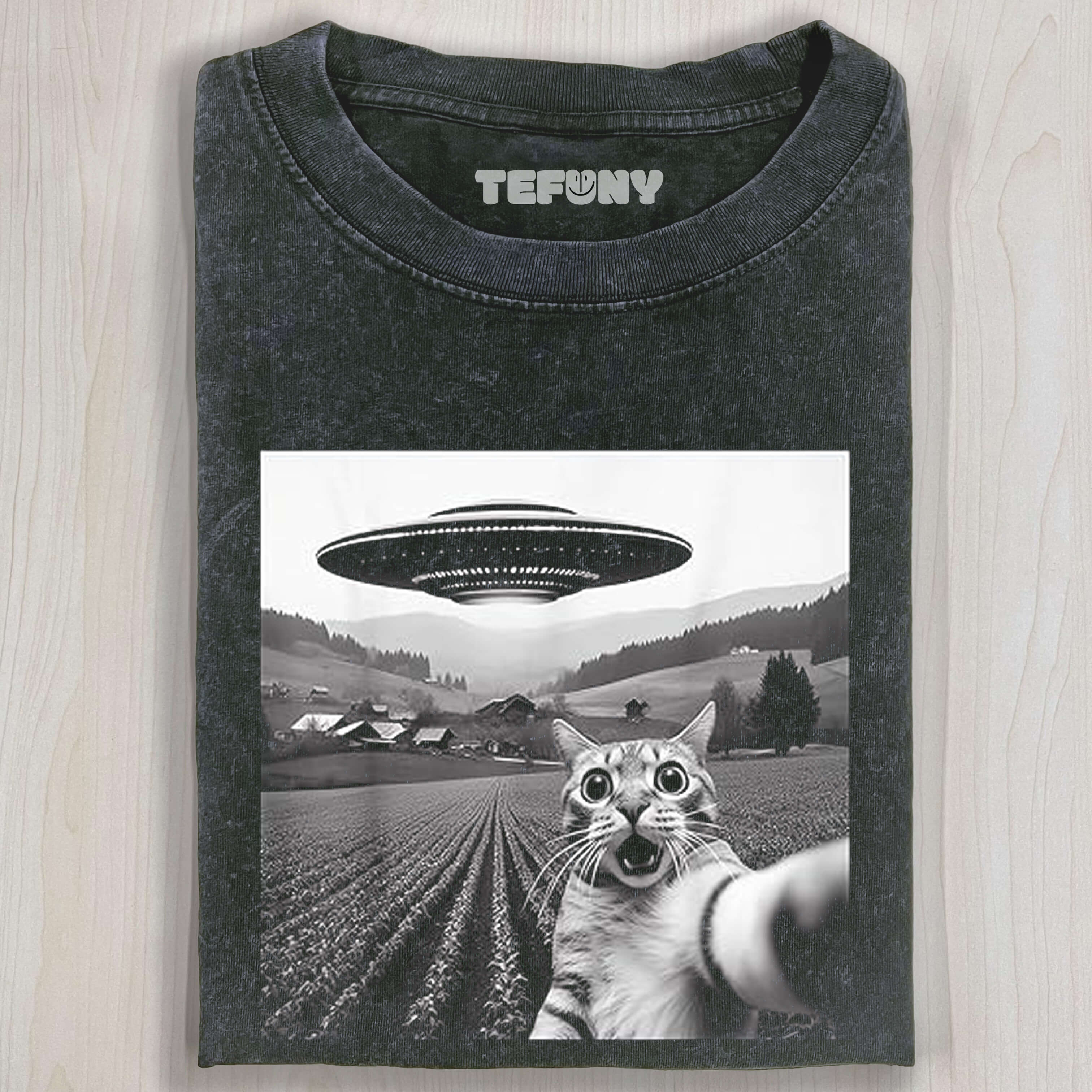 CAT SELFIE WITH ALIEN UFO T-SHIRT