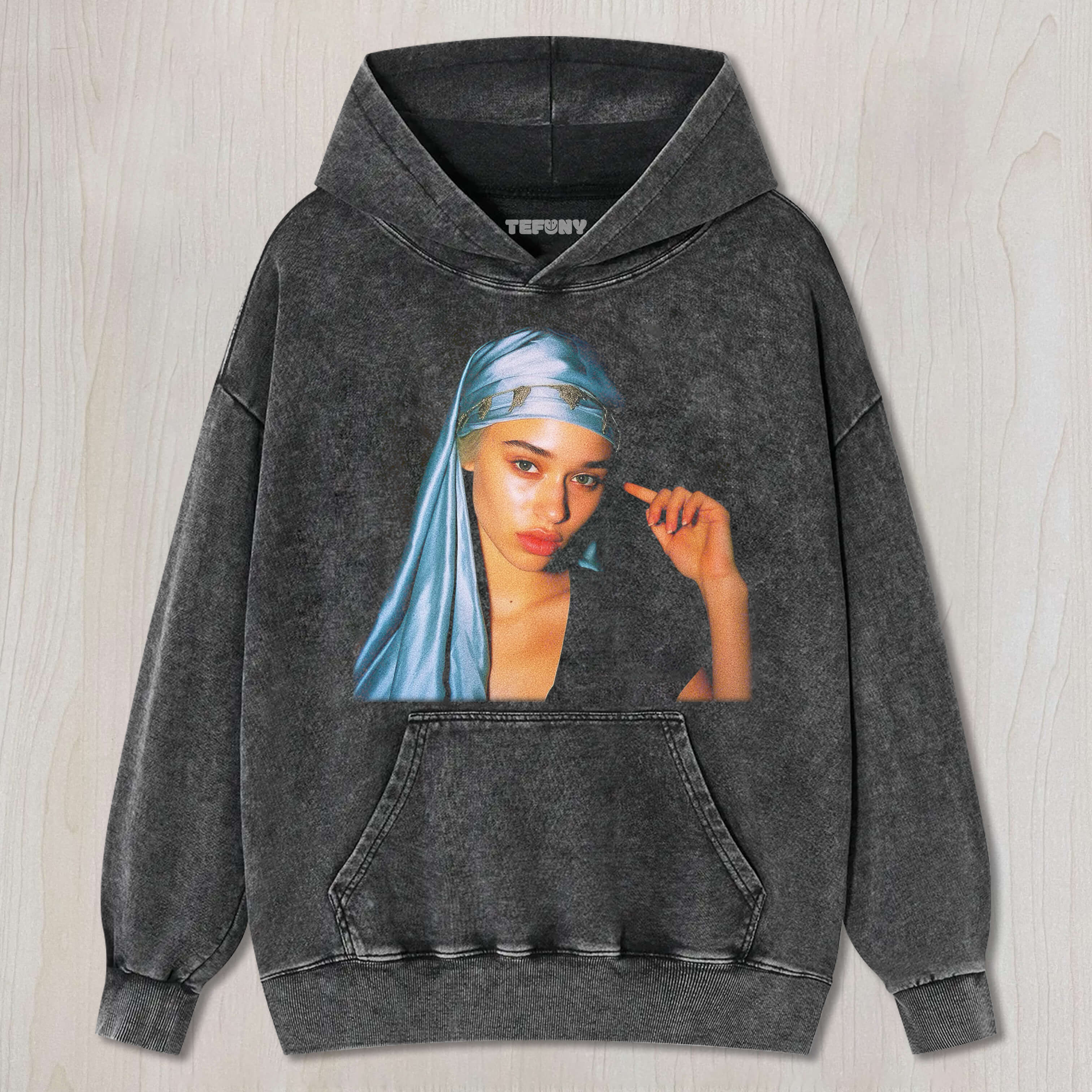 DAENERYS TARGARYEN WEARING A HEADSCARF TEE & SWEAT & HOOD