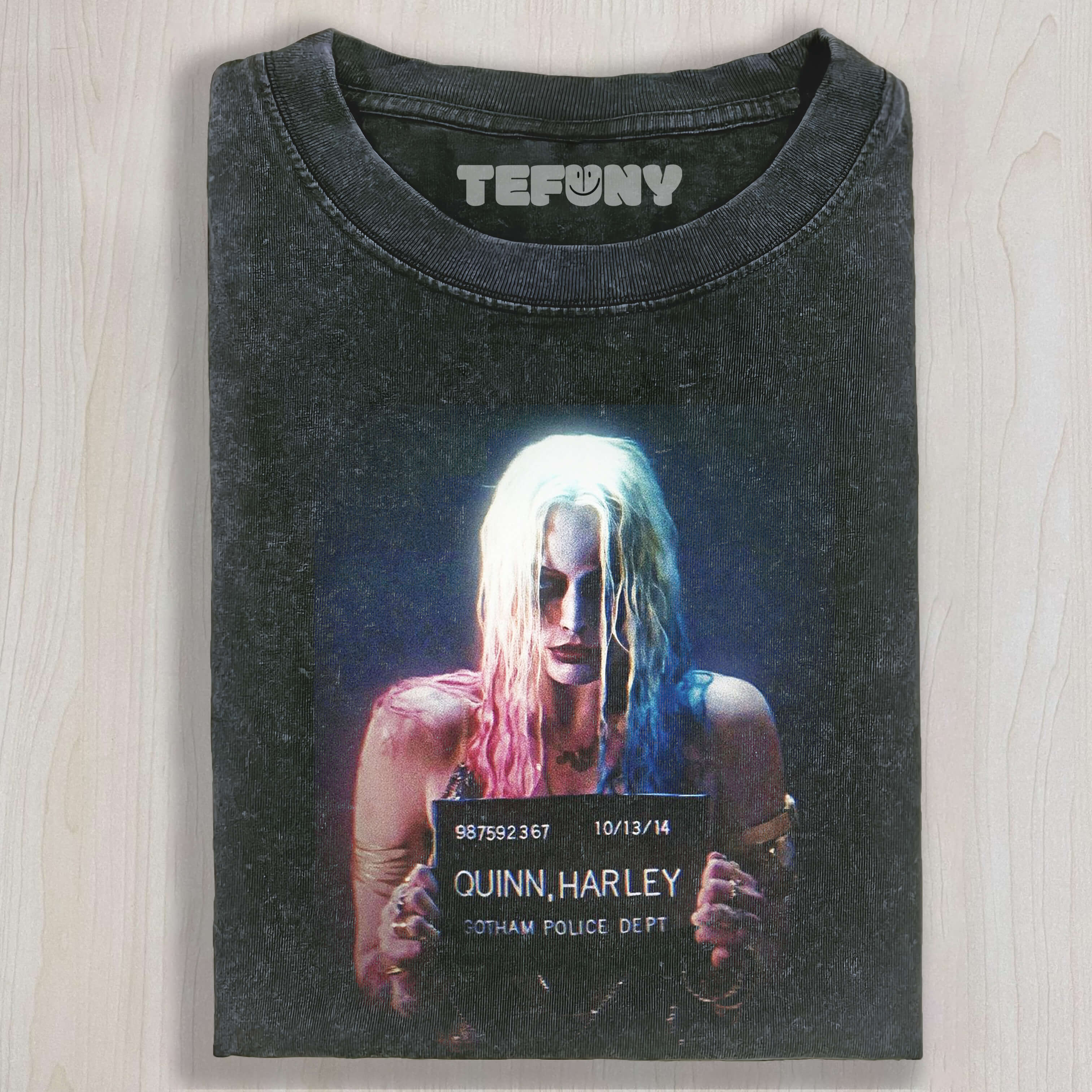 HARLEY QUINN HOLDING UP A SIGN TEE & SWEAT & HOOD