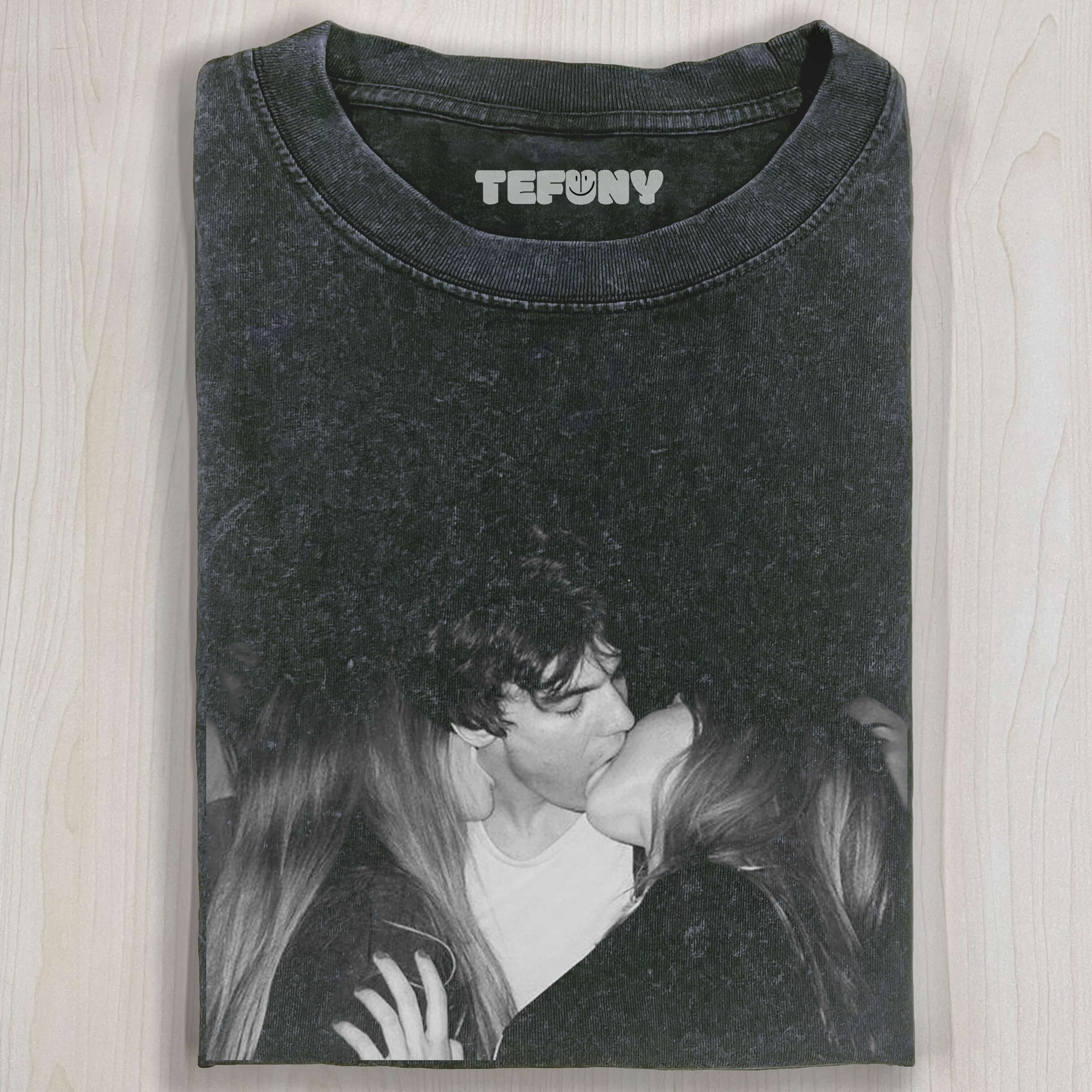 KISSING MAN AND WOMEN T-SHIRT