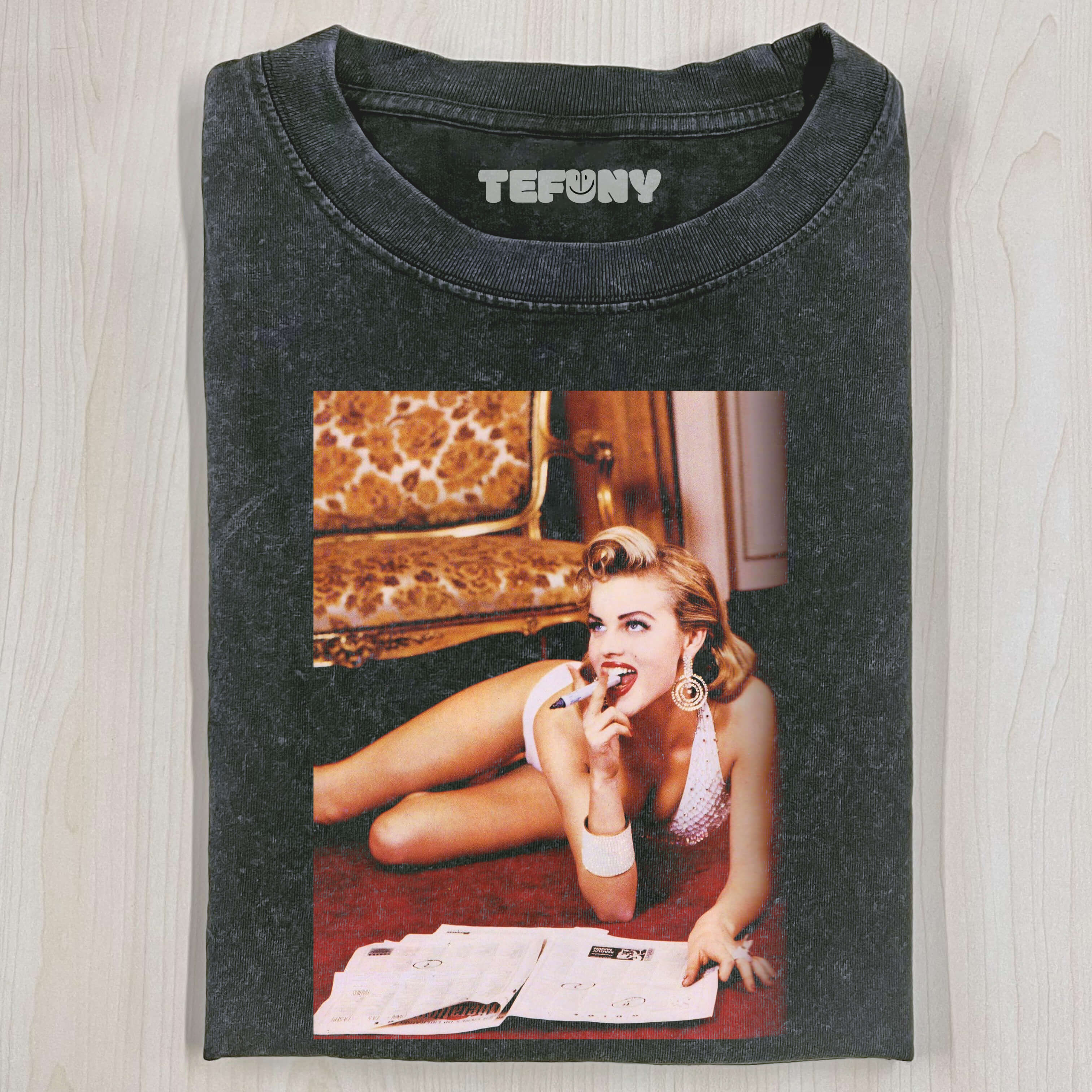 MARILYN MONROE CRAWLING ON THE GROUND SMOKING T-SHIRT