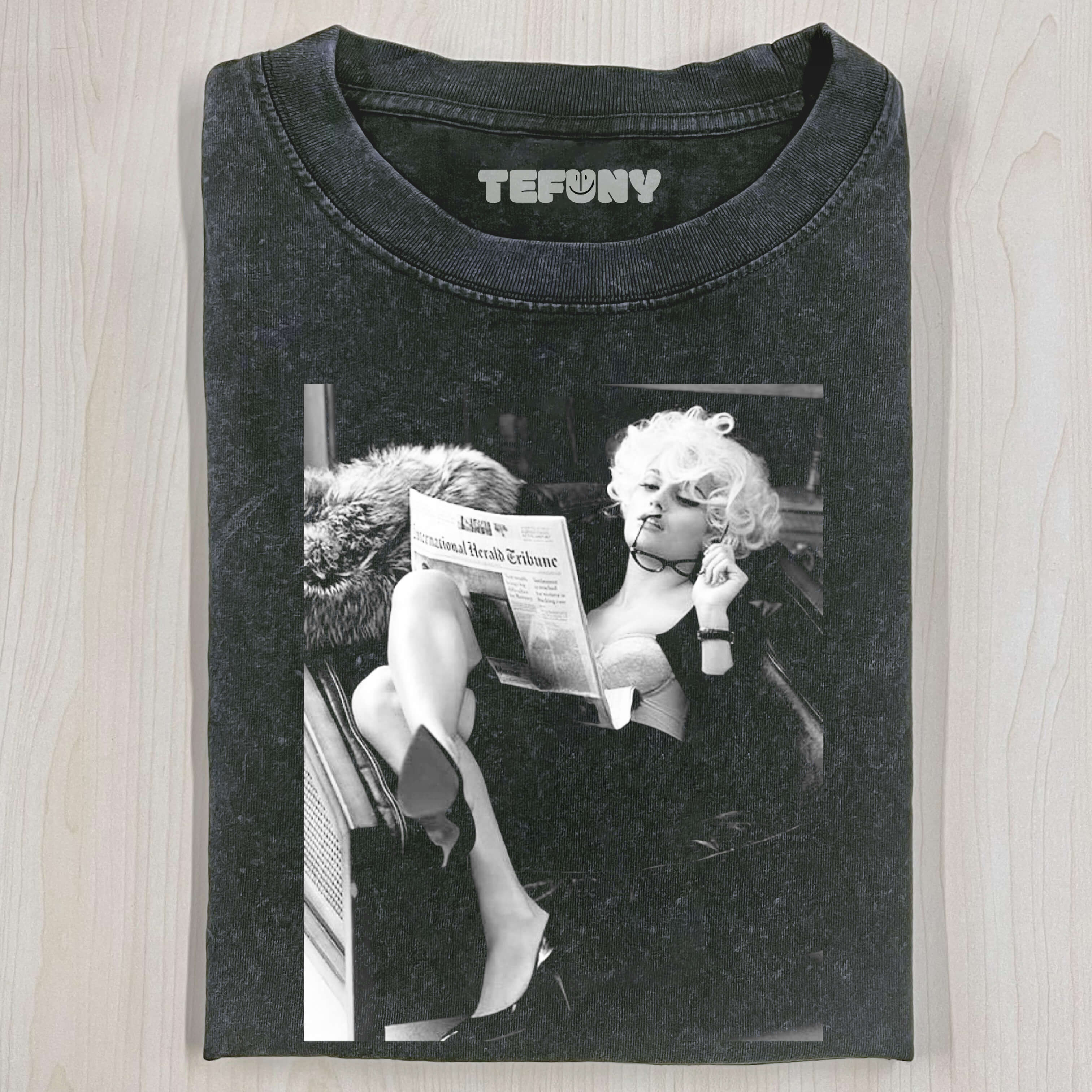 MARILYN MONROE LEISURELY WITH HER LEGS CROSSED T-SHIRT