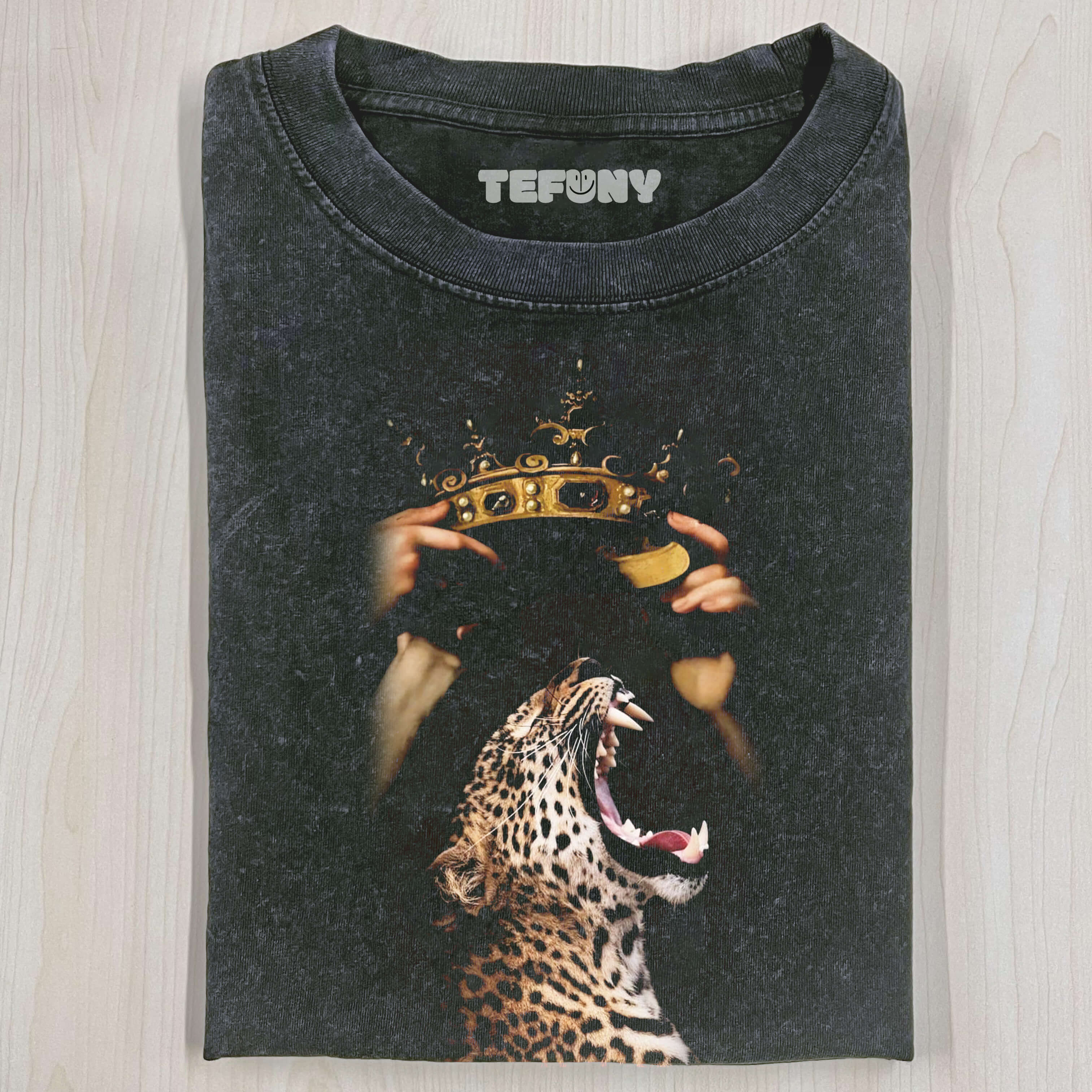 PUT A CROWN ON THE LEOPARD T-SHIRT