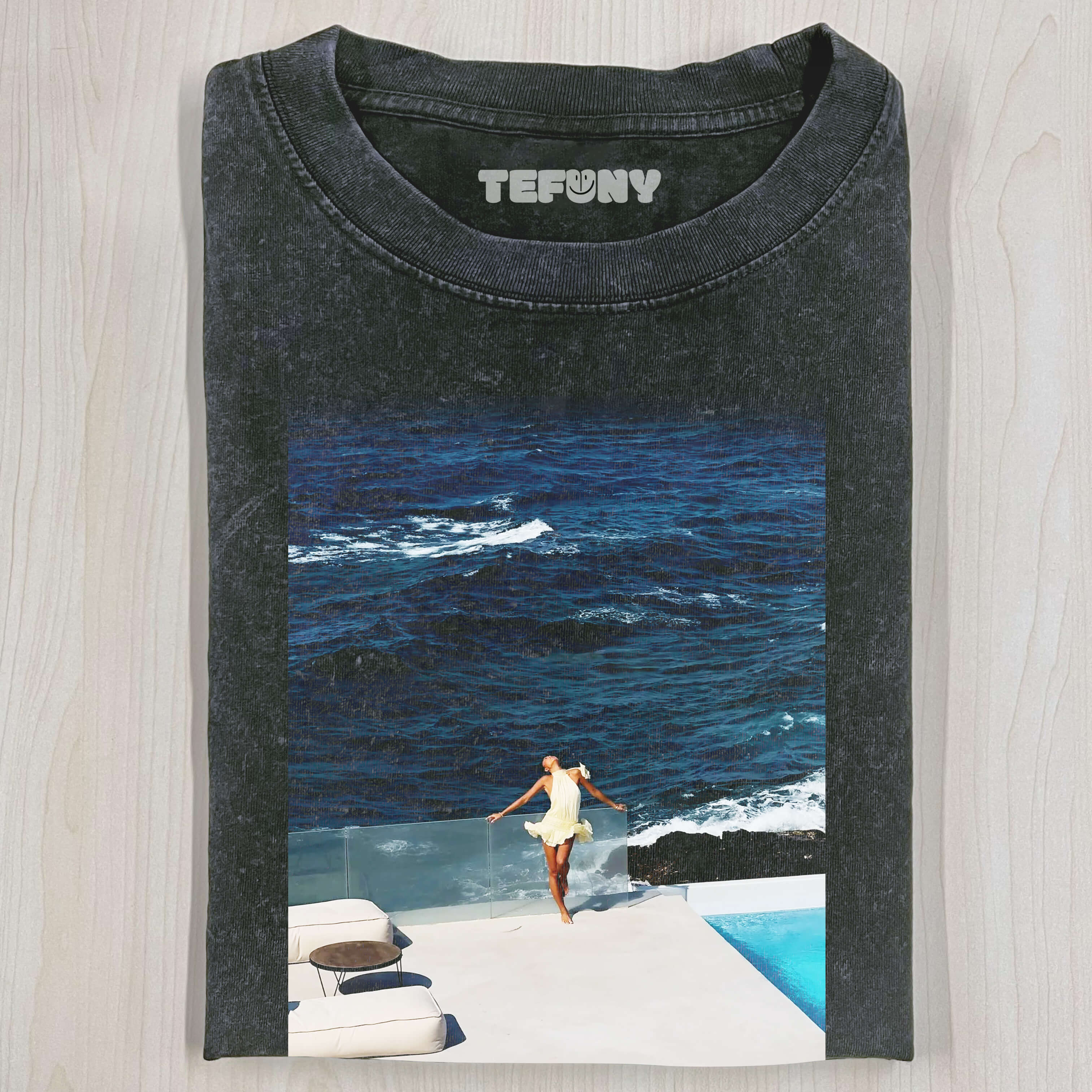 RETRO SEASIDE WOMAN T-SHIRT