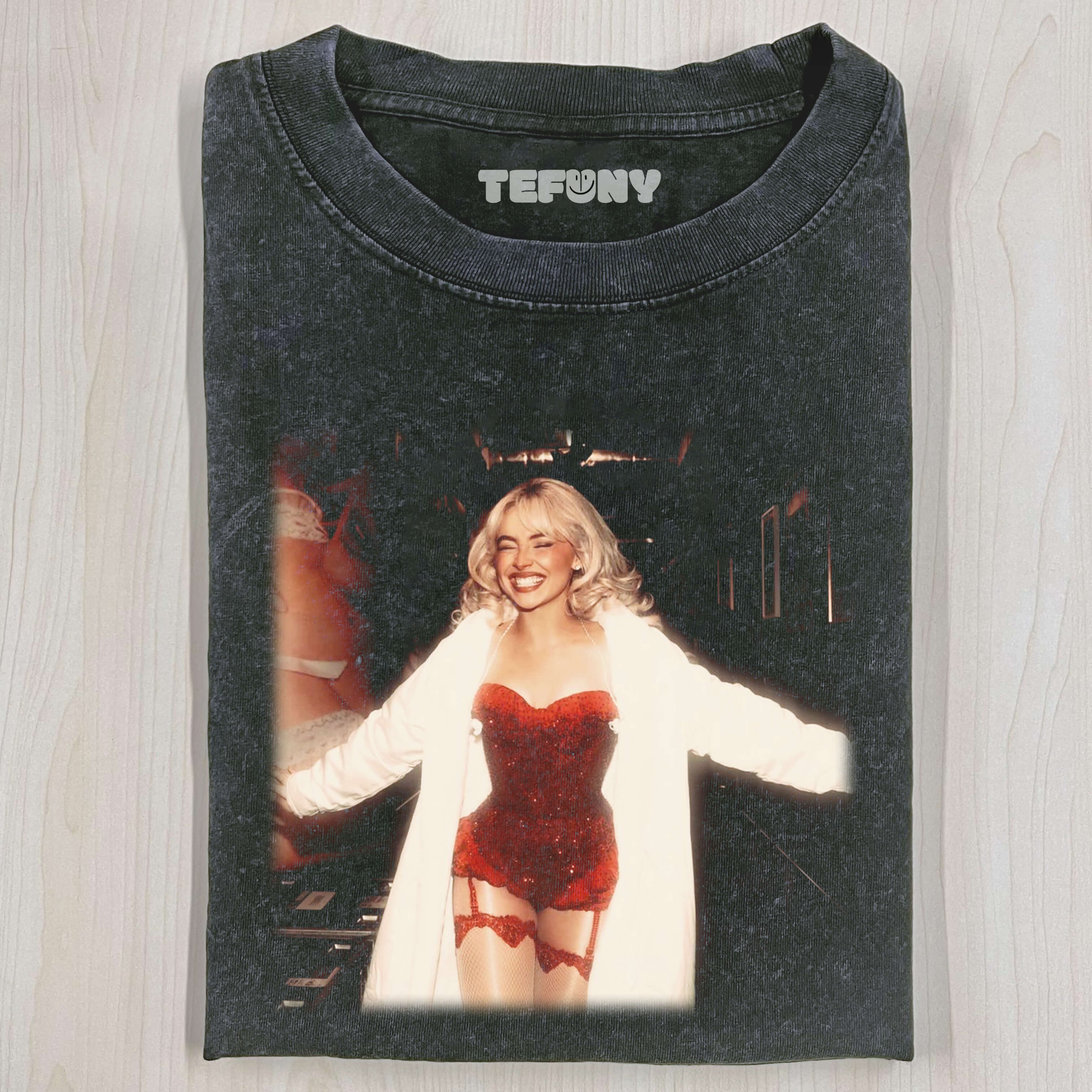 SABRINA CARPENTER'S CHEERFUL SMILE T-SHIRT