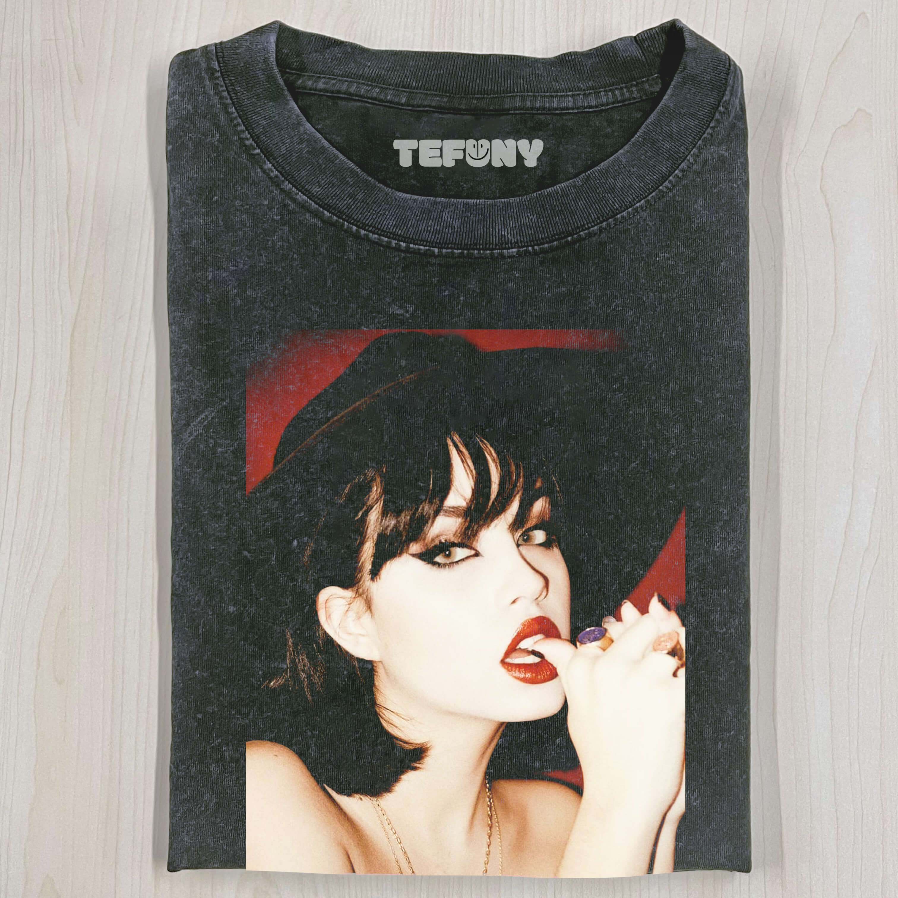 SEXY RETRO RED LIPS WOMAN T-SHIRT