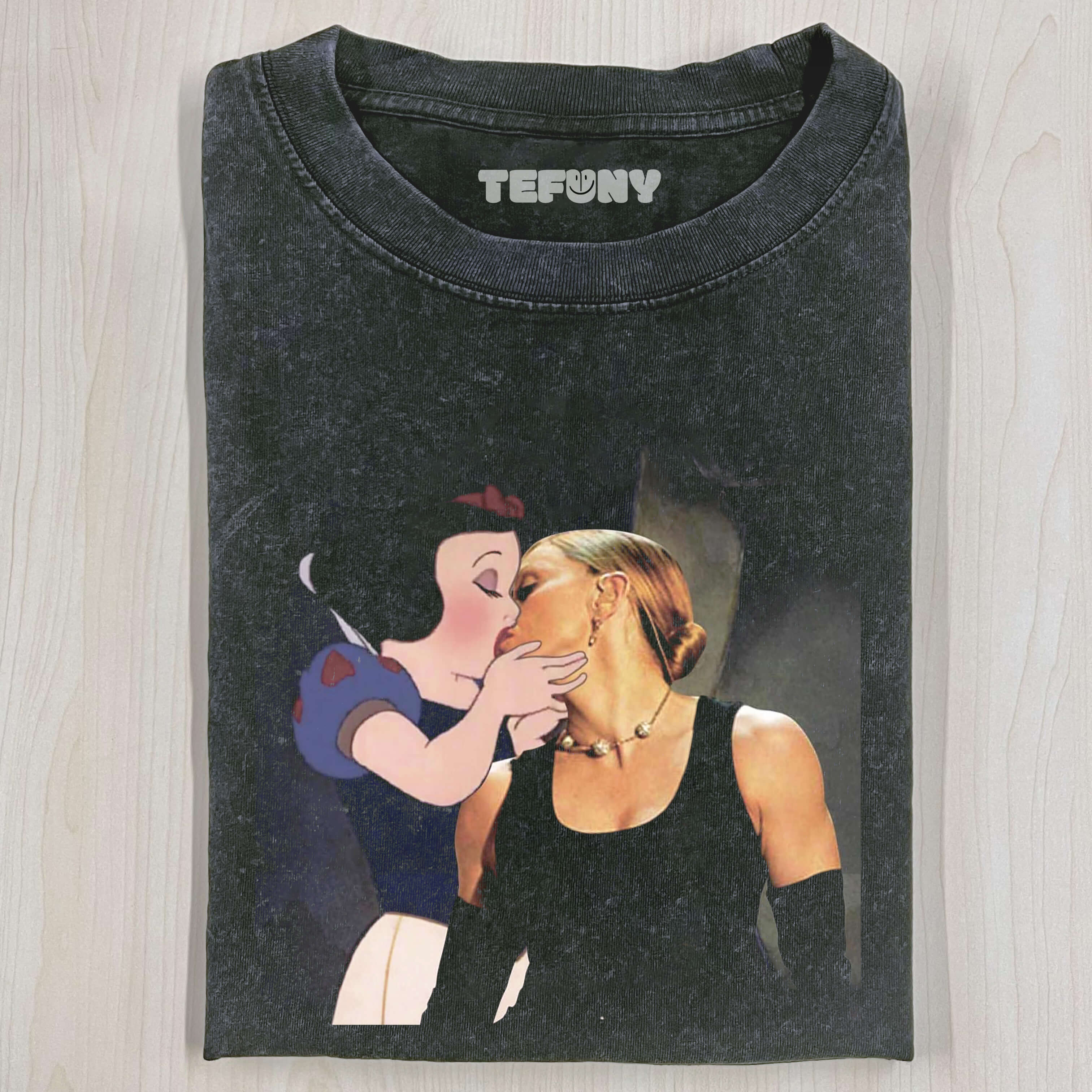 SNOW WHITE IS KISSING T-SHIRT
