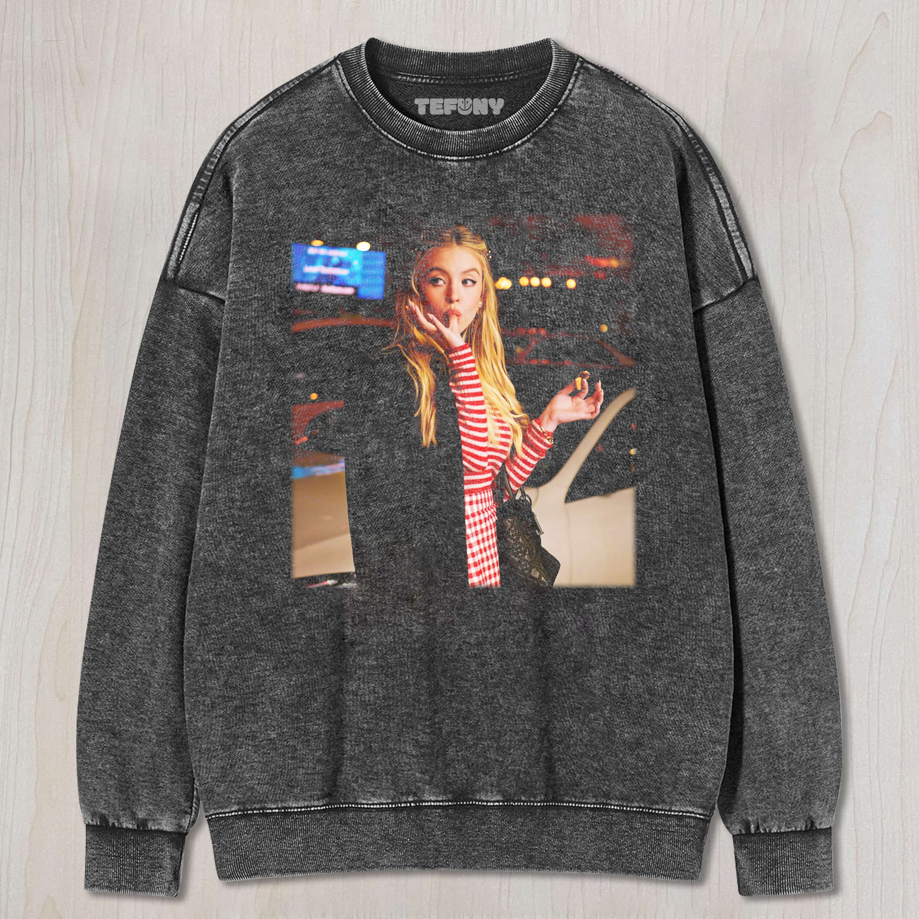 SYDNEY SWEETNEY SUCKING HIS FINGERS TEE & SWEAT & HOOD