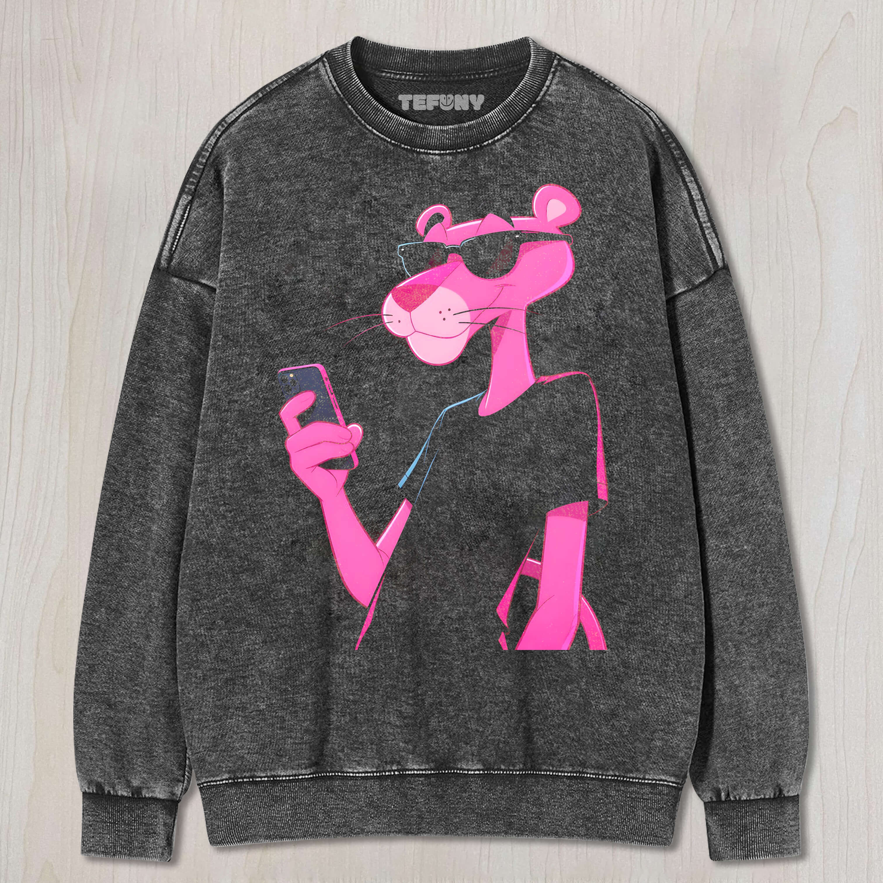 THE PINK PANTHER LOOKING AT HIS PHONE T-SHIRT