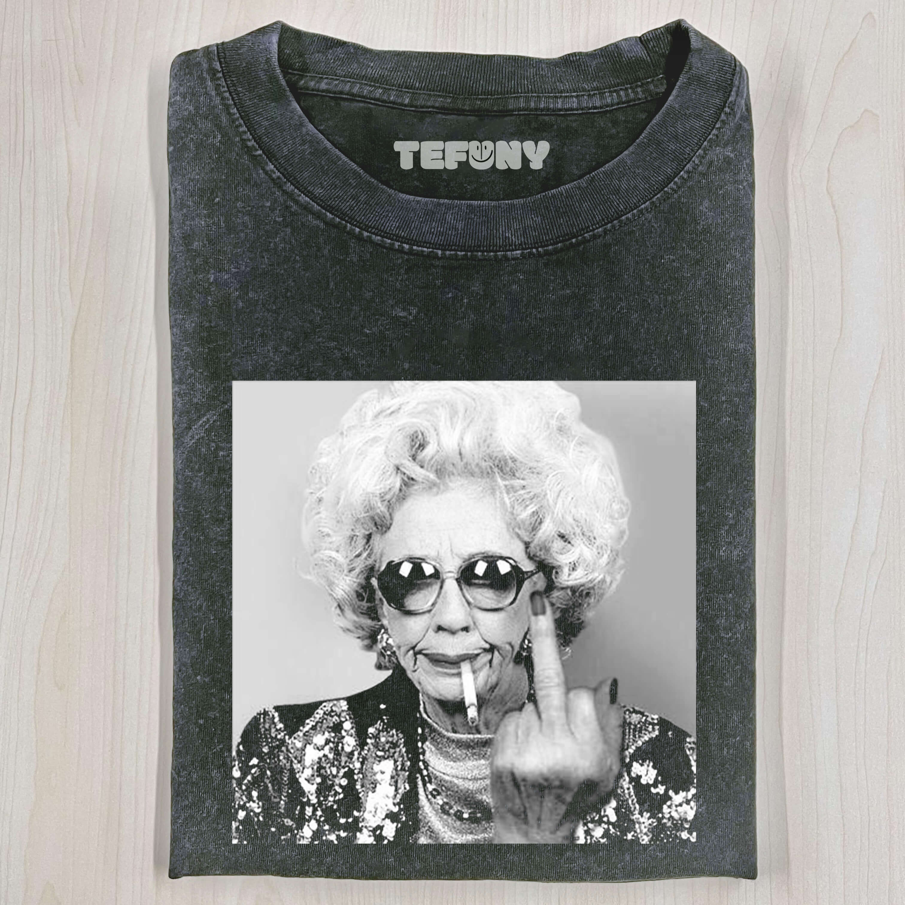 THE QUEEN GIVES THE MIDDLE FINGER T-SHIRT