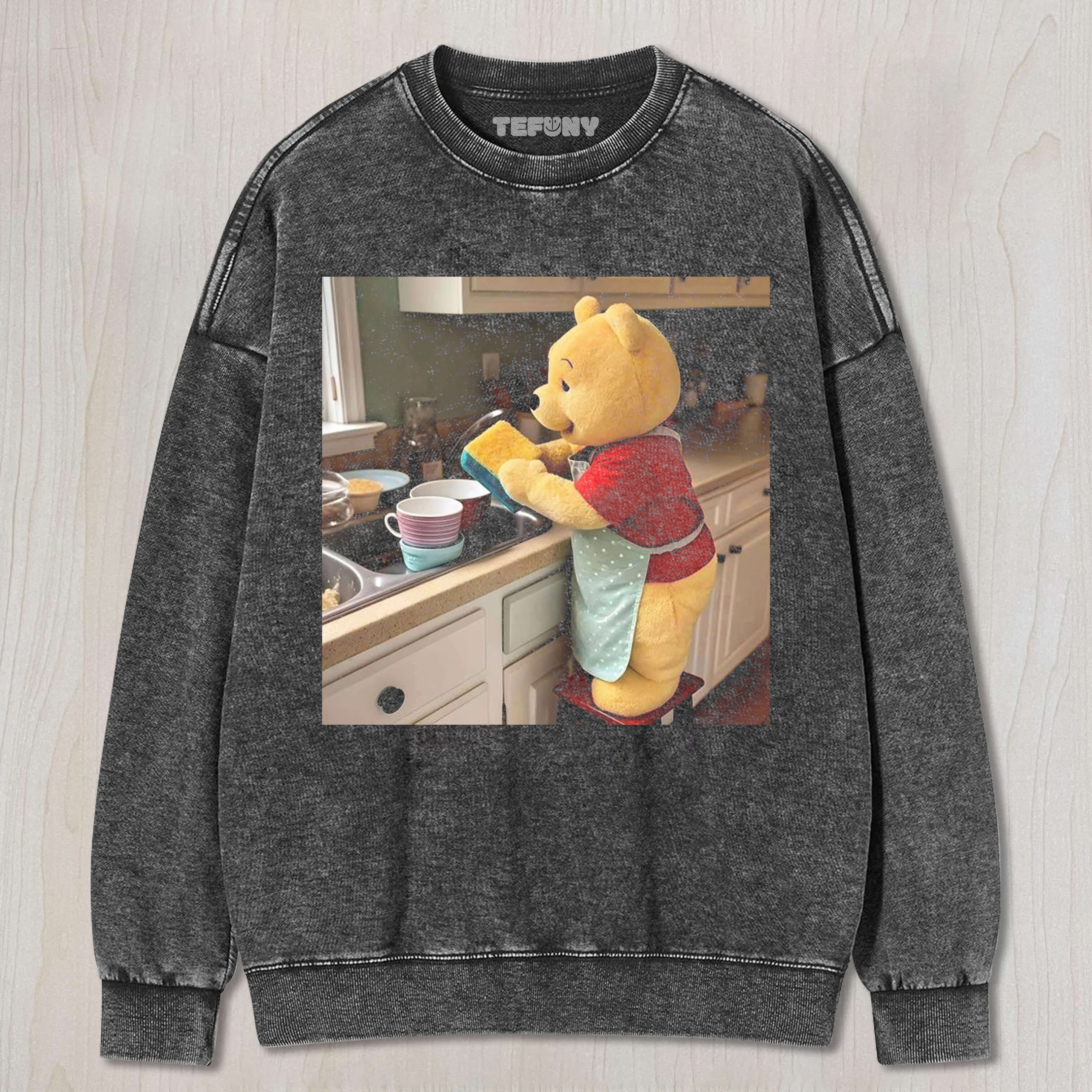 WINNIE THE POOH IS WASHING THE DISHES. T-SHIRT