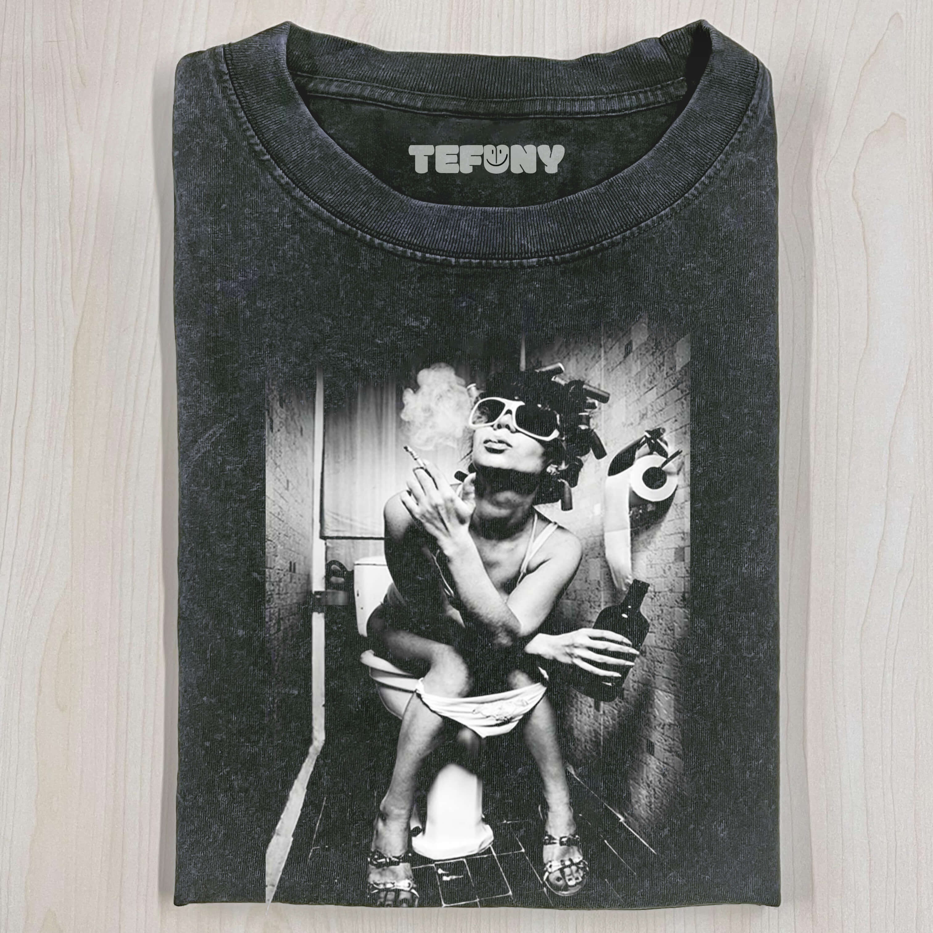 WOMAN SMOKING IN THE TOILET T-SHIRT