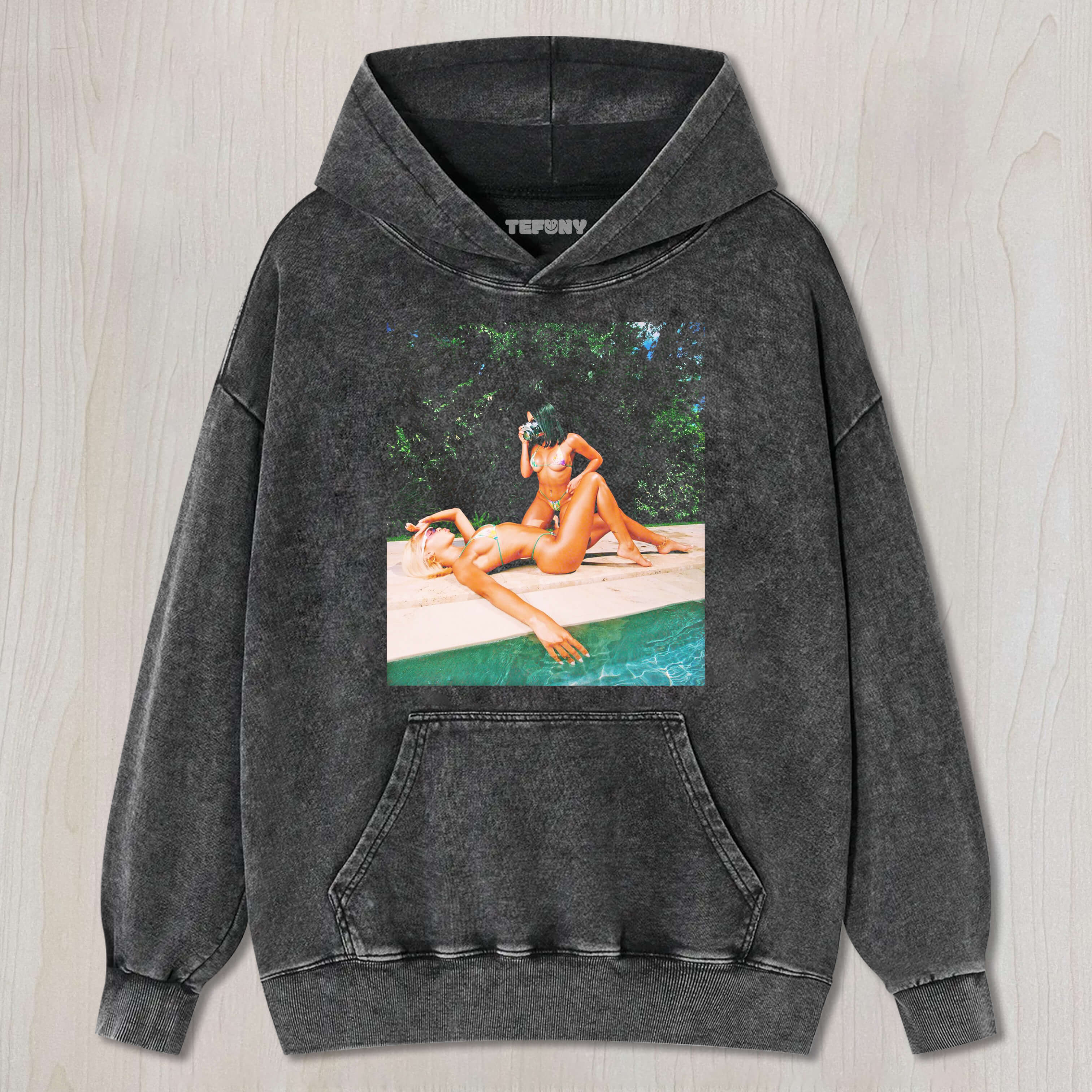 WOMEN TAKING BIKINI PHOTOS T-SHIRT